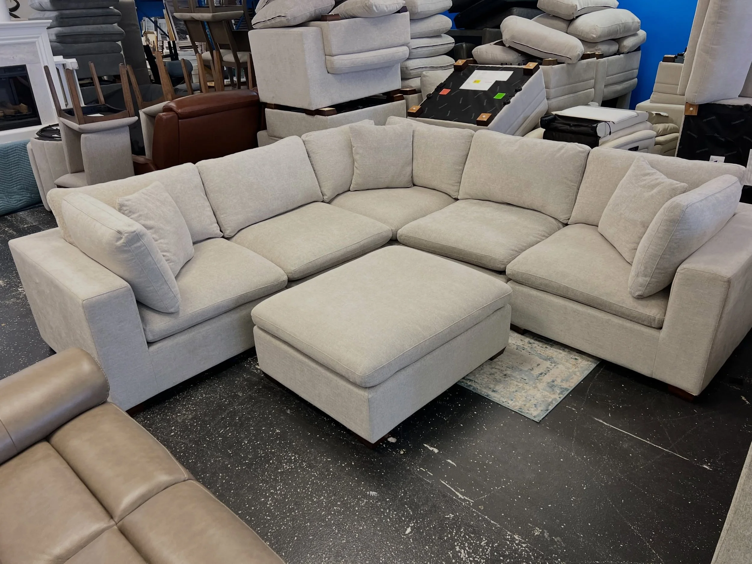 JUST ARRIVED &mdash; another great find at Rhino Decor 🦏

Thomasville Lowell 6pc Modular Sectional
✅ Like New Condition
📏 116&rdquo; x 116&rdquo; x 41&rdquo; x 26.5&rdquo;H
💲 1199

Rhino Decor
📍 13393 W Colonial Dr, Winter Garden, FL 34787
🕙 Tue