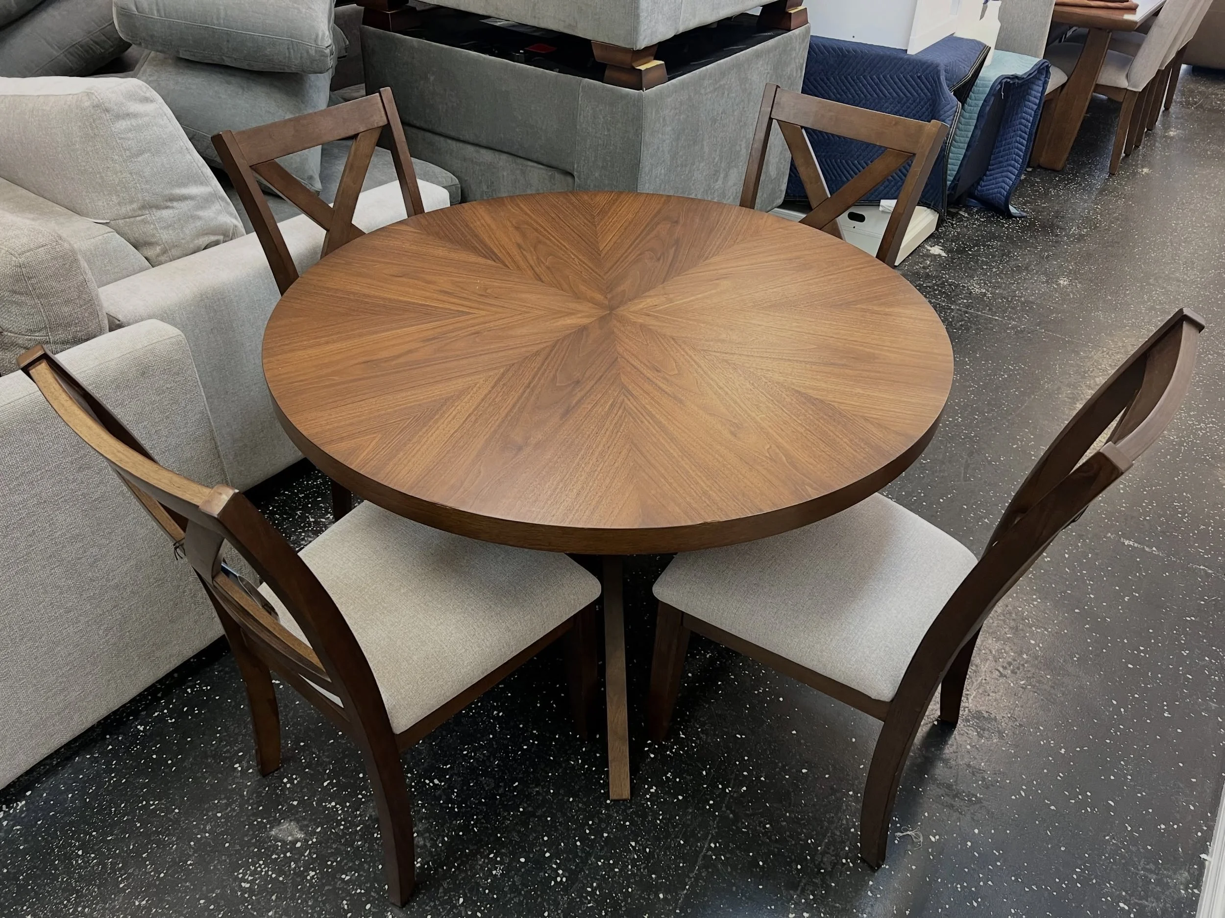 JUST ARRIVED &mdash; and priced to move!! 🦏

5pc 48&rdquo; Round Dining Table Set 
✅ Like New Condition, Small damage on edge
📏 Table: 48&rdquo;D x 30&rdquo;H, Chairs: 23&rdquo; x 19&rdquo; x 38&rdquo;H
💲349

Rhino Decor
📍 13393 W Colonial Dr, Wi