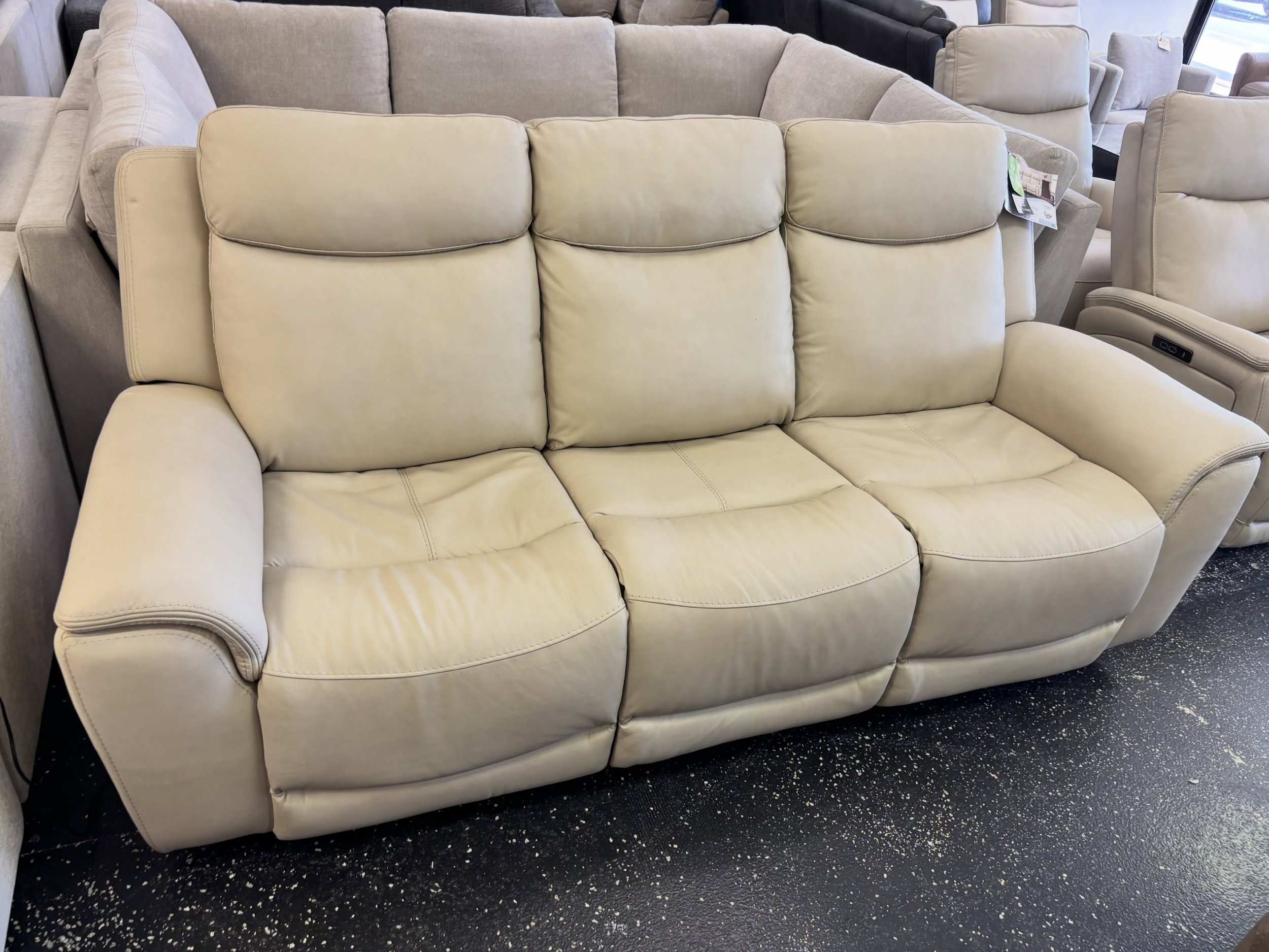 JUST ARRIVED &mdash; half off retail price 😳🦏

Sanders Cream Leather Power Reclining Sofa
✅ Like New Condition
📏 88.5&rdquo; x 38&rdquo; x 41&rdquo;H
💲600

Rhino Decor
📍 13393 W Colonial Dr, Winter Garden, FL 34787
🕙 Tue&ndash;Thu 10&ndash;5 | 