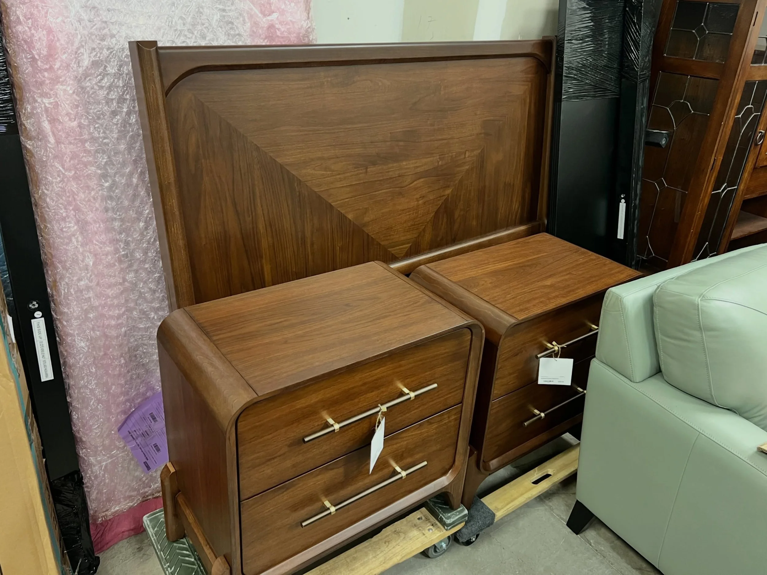 JUST ARRIVED &mdash; another great find at Rhino Decor 🦏

Rockford Queen Bed Frame &amp; 2 Nightstands
✅ Like New Condition
📏 Queen Bed: 66&rdquo; x 85.5&rdquo; x 54&rdquo;H, Nightstand 28.5&rdquo; x 15&rdquo; x 25&rdquo;H.
💲850

Rhino Decor
📍 13