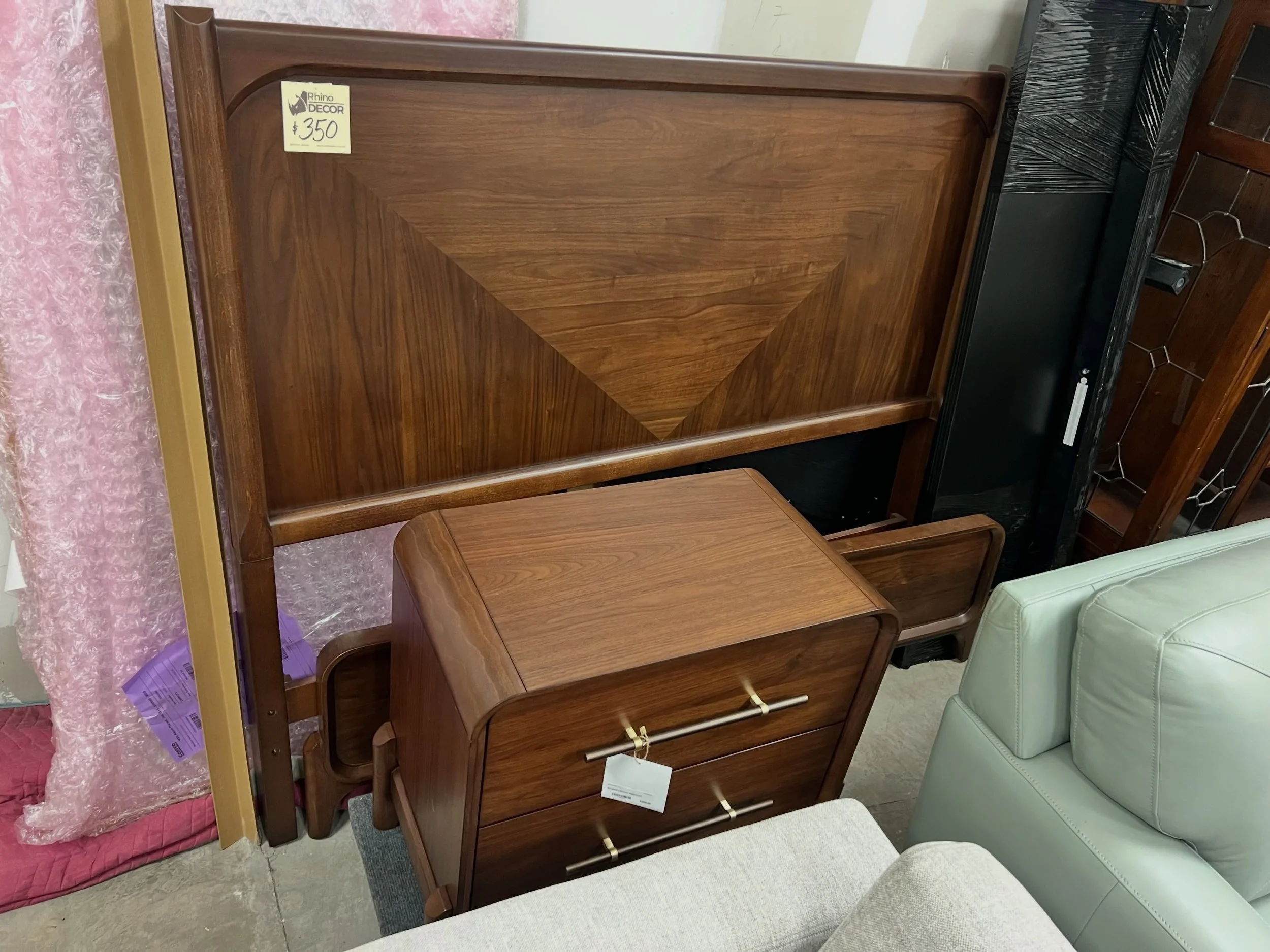 JUST ARRIVED &mdash; another great find at Rhino Decor 🦏

Rockford Queen Bed Frame &amp; 1 Nightstand
✅ Like New Condition
📏 Queen Bed: 66&rdquo; x 85.5&rdquo; x 54&rdquo;H, Nightstand 28.5&rdquo; x 15&rdquo; x 25&rdquo;H.
💲600

Rhino Decor
📍 133