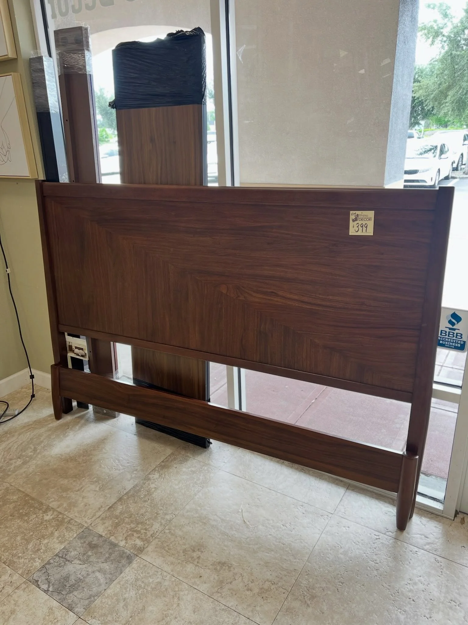 JUST ARRIVED &mdash; and priced to move.

Brown Wood Marina Del Rey King Bed
✅ Like New Condition, couple small marks on right side. 
📏 88&rdquo; W x 85&rdquo; D x 54&rdquo; H
Rhino Decor
📍 13393 W Colonial Dr, Winter Garden, FL 34787
🕙 Tue&ndash;