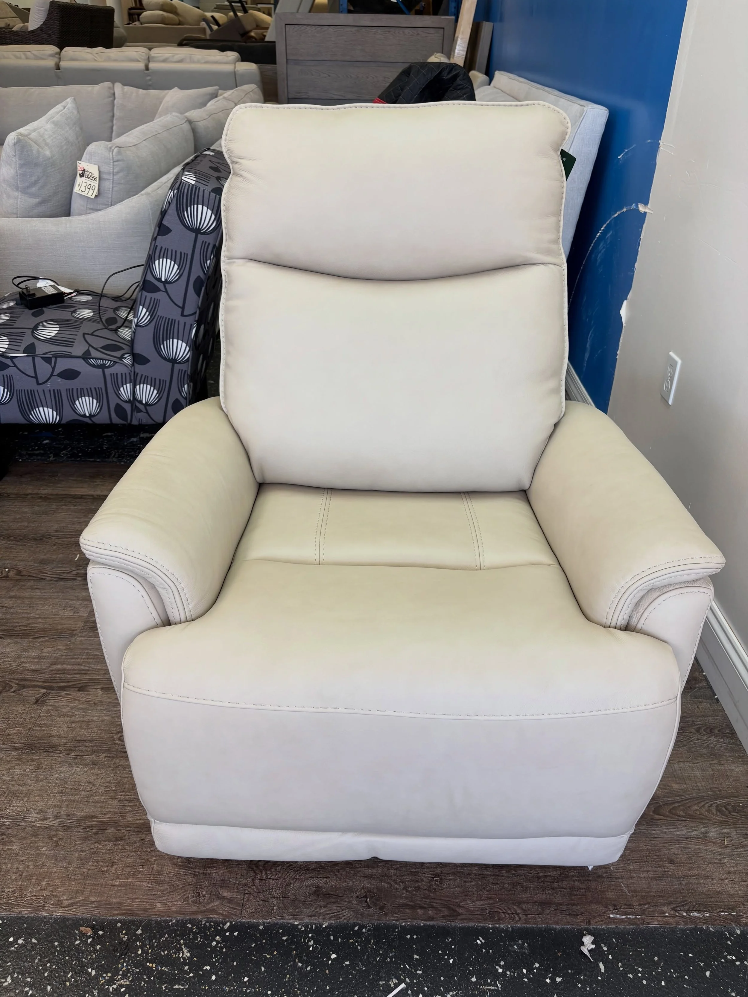 JUST ARRIVED &mdash; class style, smart savings 🦏

Sanders Cream Leather Power Recliners
✅ Like New Condition, small blemish on corner
📏 34&rdquo; x 39&rdquo; x 42&rdquo;H
💲349 each, 2 available 

Rhino Decor
📍 13393 W Colonial Dr, Winter Garden,