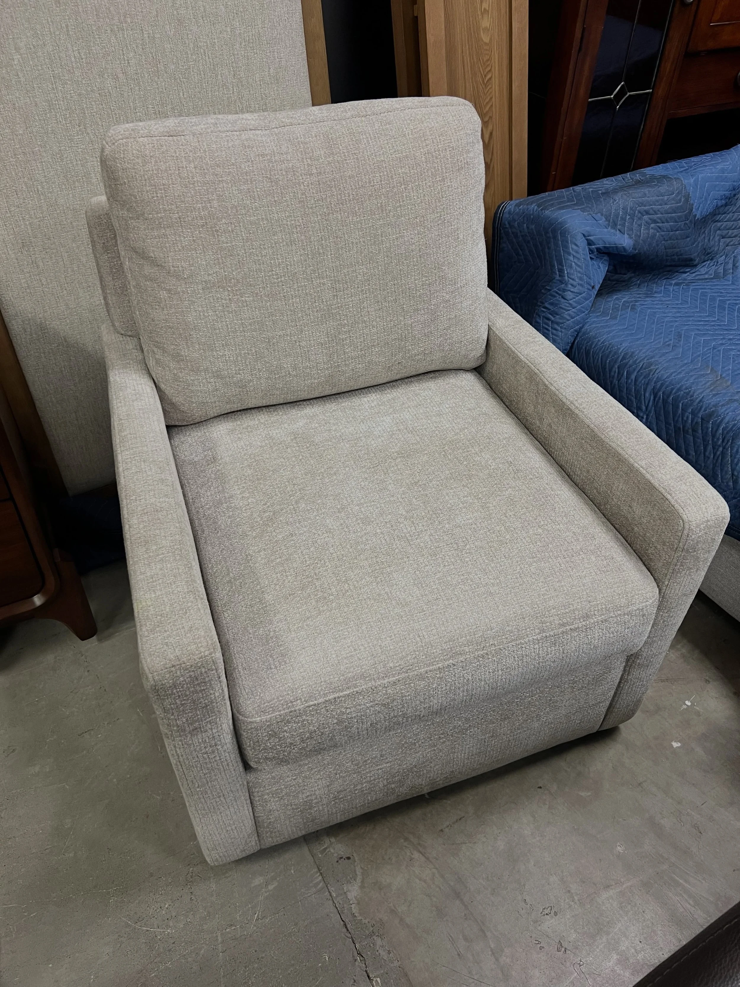 JUST ARRIVED &mdash; another great find at Rhino Decor 🦏

Henredon Cream Fabric Swivel Chair 
✅Like New Condition, (2 small spots see pictures). 
📏 32&rdquo; x 36&rdquo; x 30.5&rdquo;H
💲199

Rhino Decor
📍 13393 W Colonial Dr, Winter Garden, FL 34