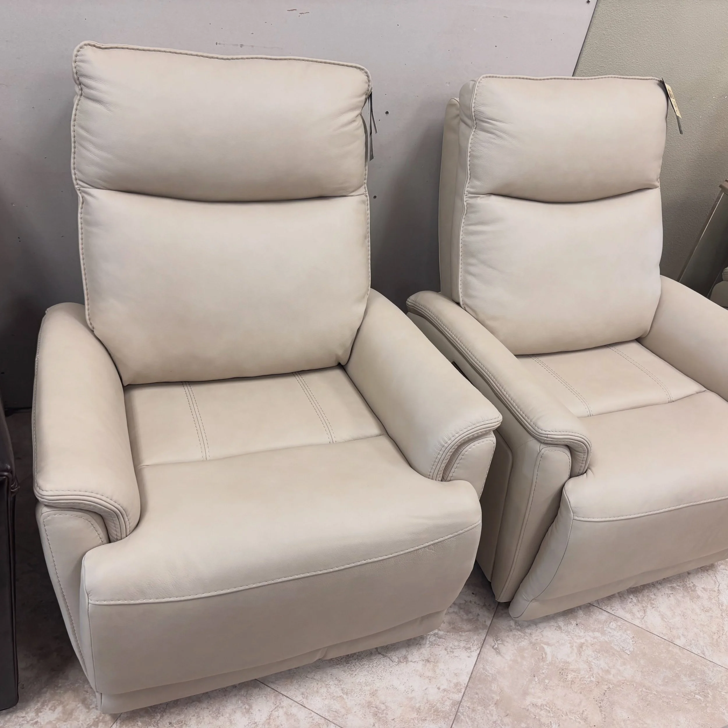 JUST ARRIVED &mdash; class style, smart savings 🦏

Sanders Cream Leather Power Recliners
✅ Like New Condition, small blemish on corner
📏 34&rdquo; x 39&rdquo; x 42&rdquo;H
💲349 each, 2 available 

Rhino Decor
📍 13393 W Colonial Dr, Winter Garden,