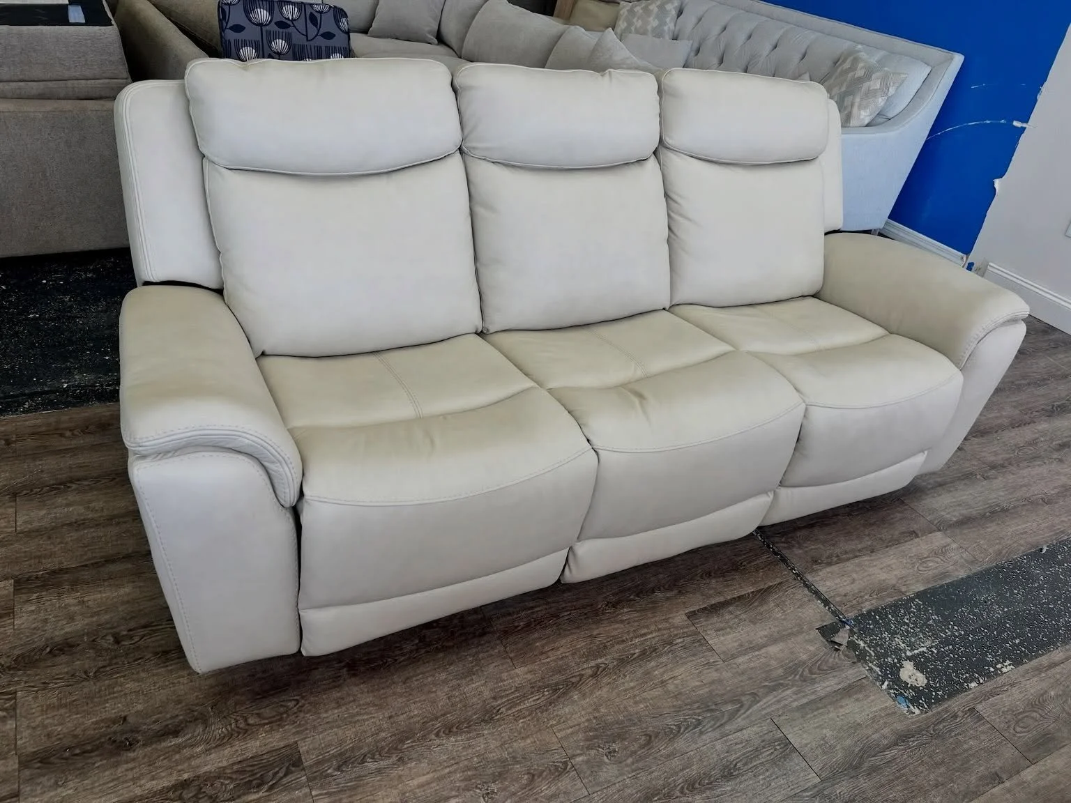 JUST ARRIVED &mdash; class style, smart savings🦏

Sanders Cream Leather Power Reclining Sofa
✅ Like New Condition, small mark on back. 
📏 88.5&rdquo; x 38&rdquo; x 41&rdquo;H
💲600

Rhino Decor
📍 13393 W Colonial Dr, Winter Garden, FL 34787
🕙 Tue