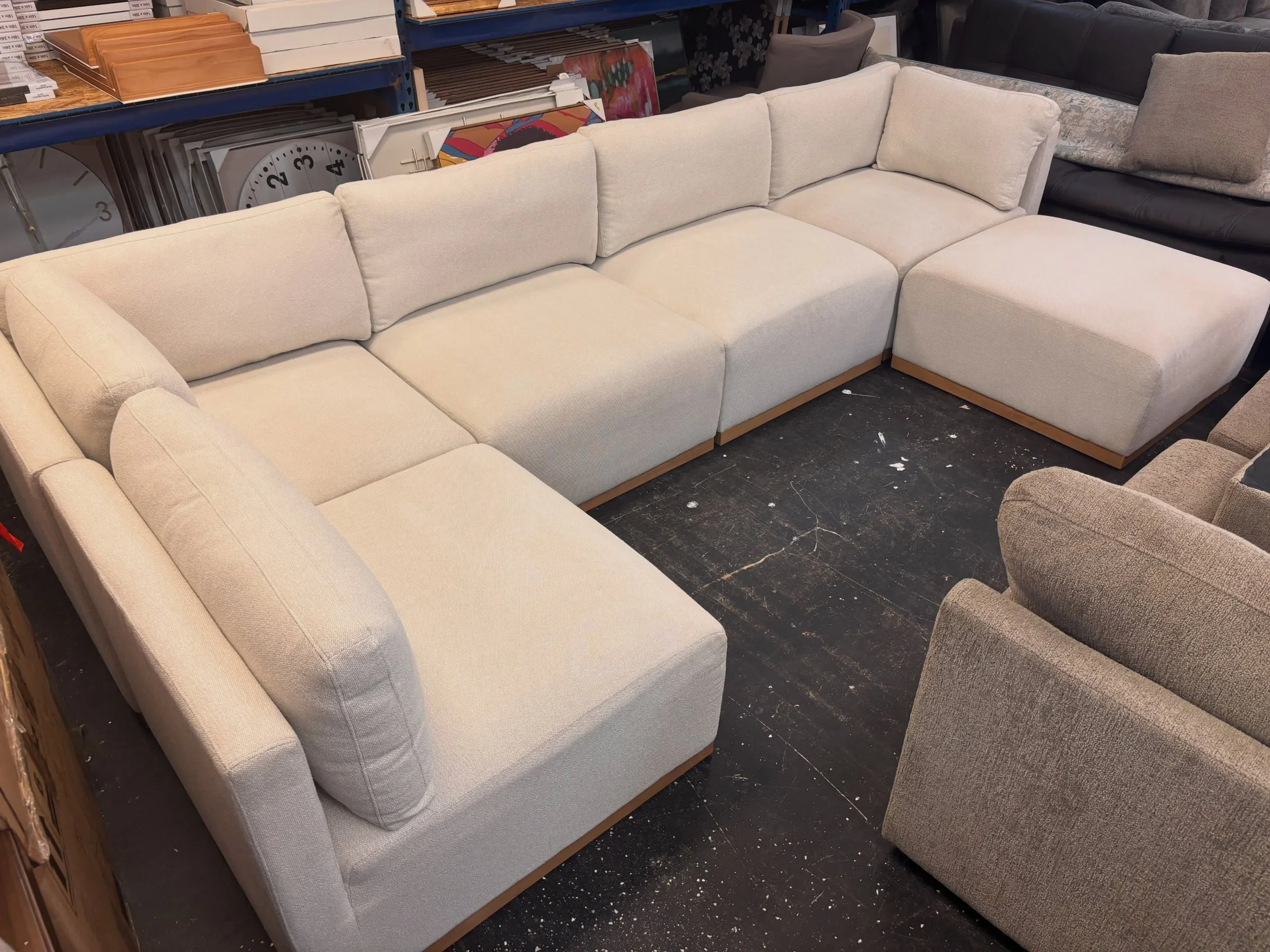 JUST ARRIVED &mdash; don&rsquo;t miss this one🦏

Henredon Murphy 6pc Cream Sectional 
✅ Like New Condition
📏 139.5&rdquo; x 70&rdquo; x 37.5&rdquo; x 28.5&rdquo;H
💲1200

Available now at Rhino Decor
📍 13393 W Colonial Dr, Winter Garden, FL 34787

