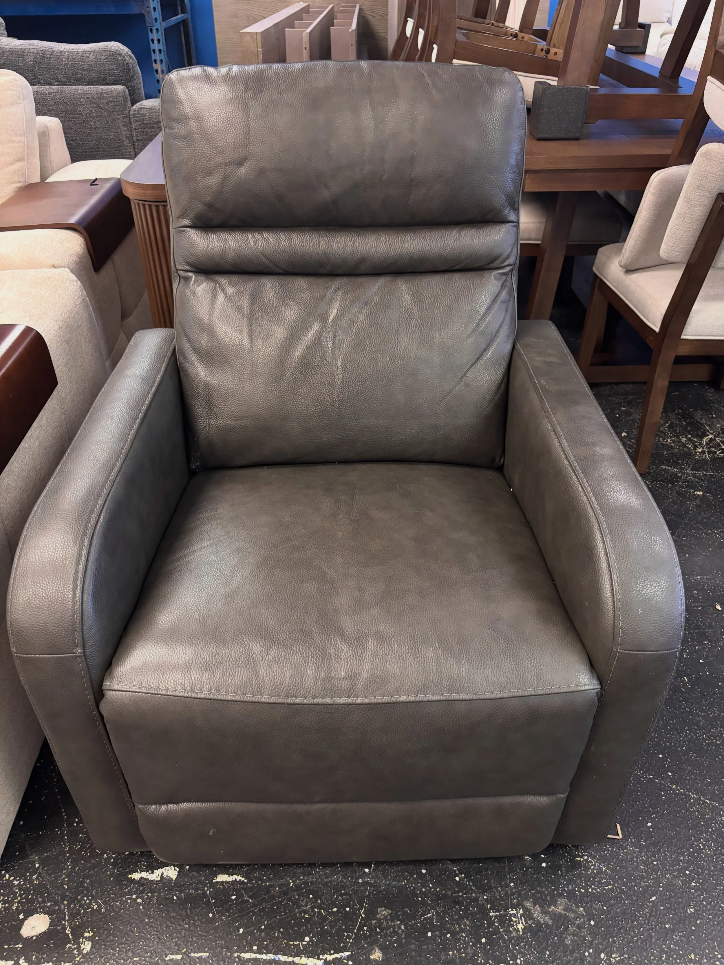 JUST ARRIVED &mdash; and priced to move!! 🦏 

Gray Power Rocking Swivel Recliner
✅Good Condition, small tear was repaired and headrest has light wear.
📏 32.5&rdquo; x 37.5&rdquo; x 40&rdquo; H
💲150

Rhino Decor
📍 13393 W Colonial Dr, Winter Garde