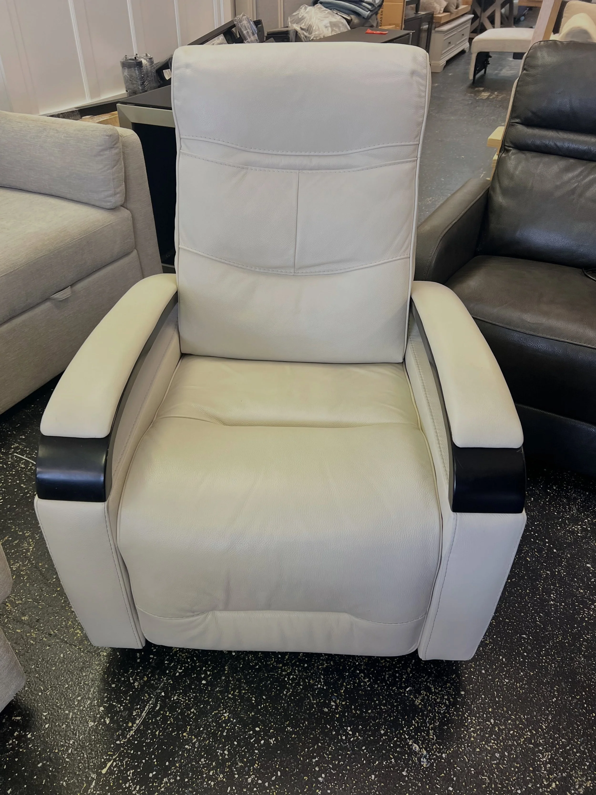 JUST ARRIVED &mdash; another great find at Rhino Decor 🦏

Canmore Off White Leather Power Recliner
✅ Excellent Condition
📏 31.5&rdquo; x 37.5&rdquo; x 41.5&rdquo;H
💲299

Rhino Decor
📍 13393 W Colonial Dr, Winter Garden, FL 34787
🕙 Tue&ndash;Thu 