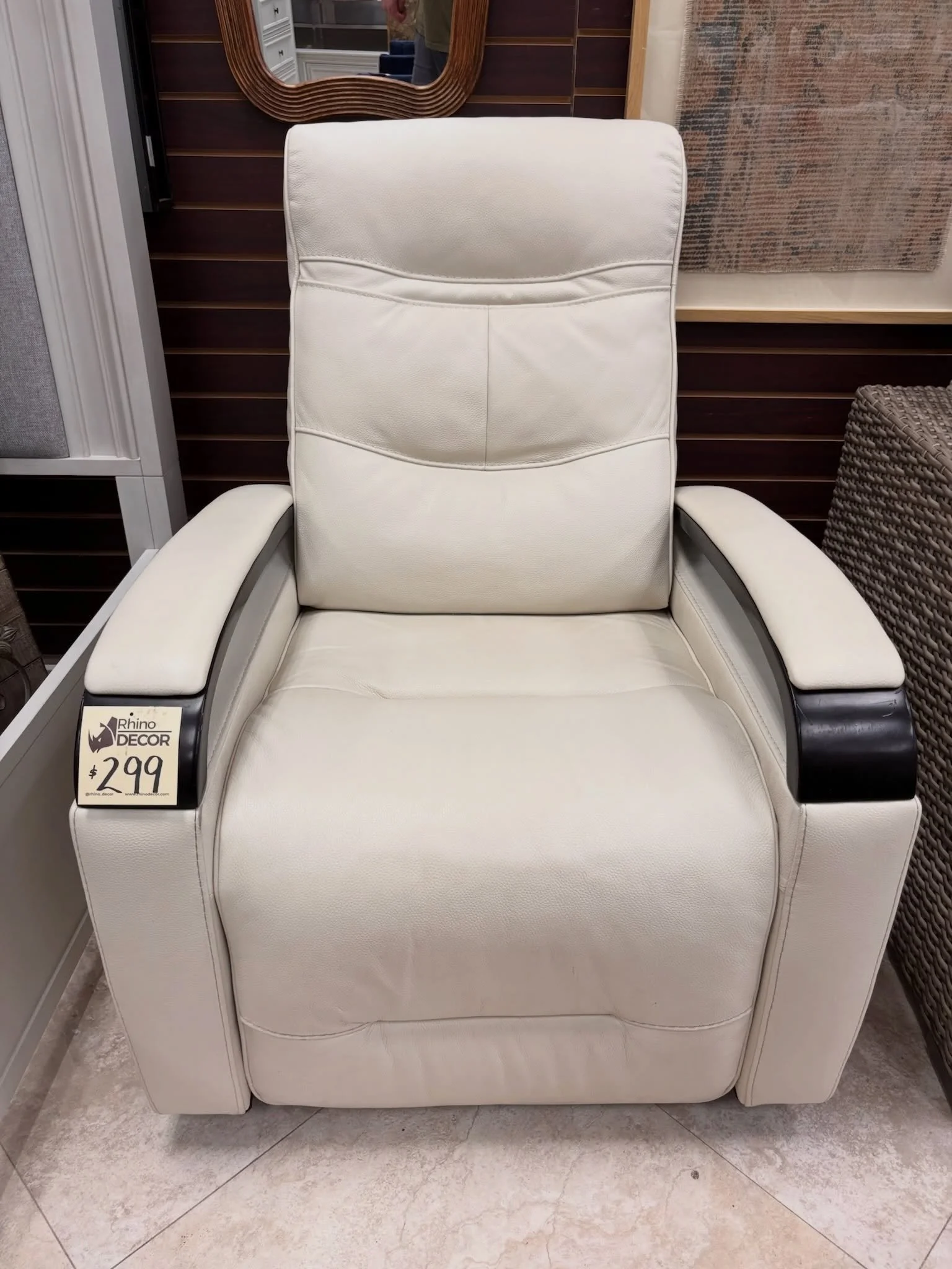 JUST ARRIVED &mdash; now on the showroom floor!

Canmore Off White Leather Power Recliner
✅ Excellent Condition
📏 31.5&rdquo; x 37.5&rdquo; x 41.5&rdquo;H
💲299

Rhino Decor
📍 13393 W Colonial Dr, Winter Garden, FL 34787
🕙 Tue&ndash;Thu 10&ndash;5
