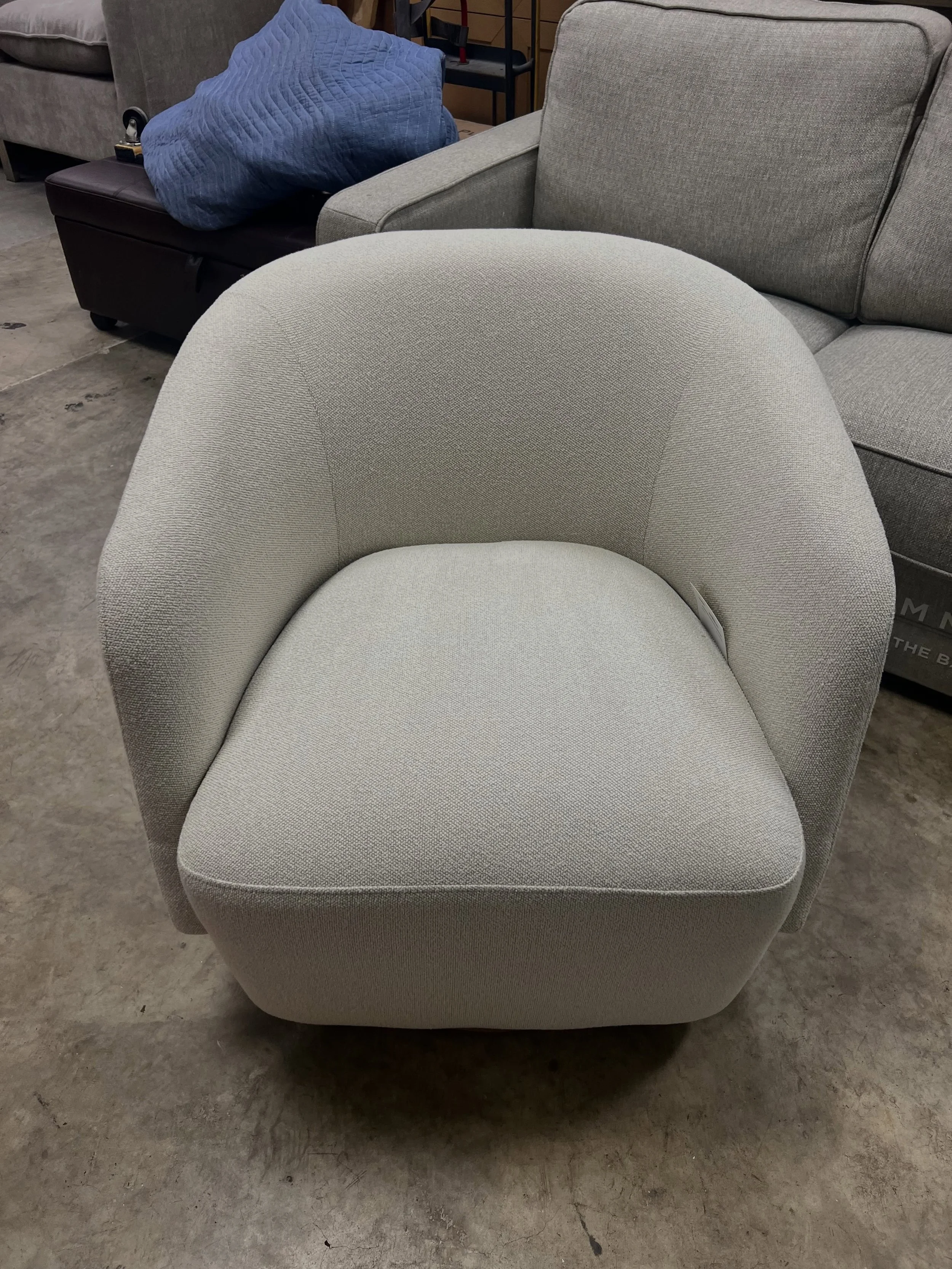 JUST ARRIVED &mdash; another great find at Rhino Decor 🦏

Cream Fabric Swivel Chair
✅ Like New Condition 
📏 29.5&rdquo; x 31&rdquo; x 30&rdquo;H
💲 250

Rhino Decor
📍 13393 W Colonial Dr, Winter Garden, FL 34787
🕙 Tue&ndash;Thu 10&ndash;5 | Fri&n