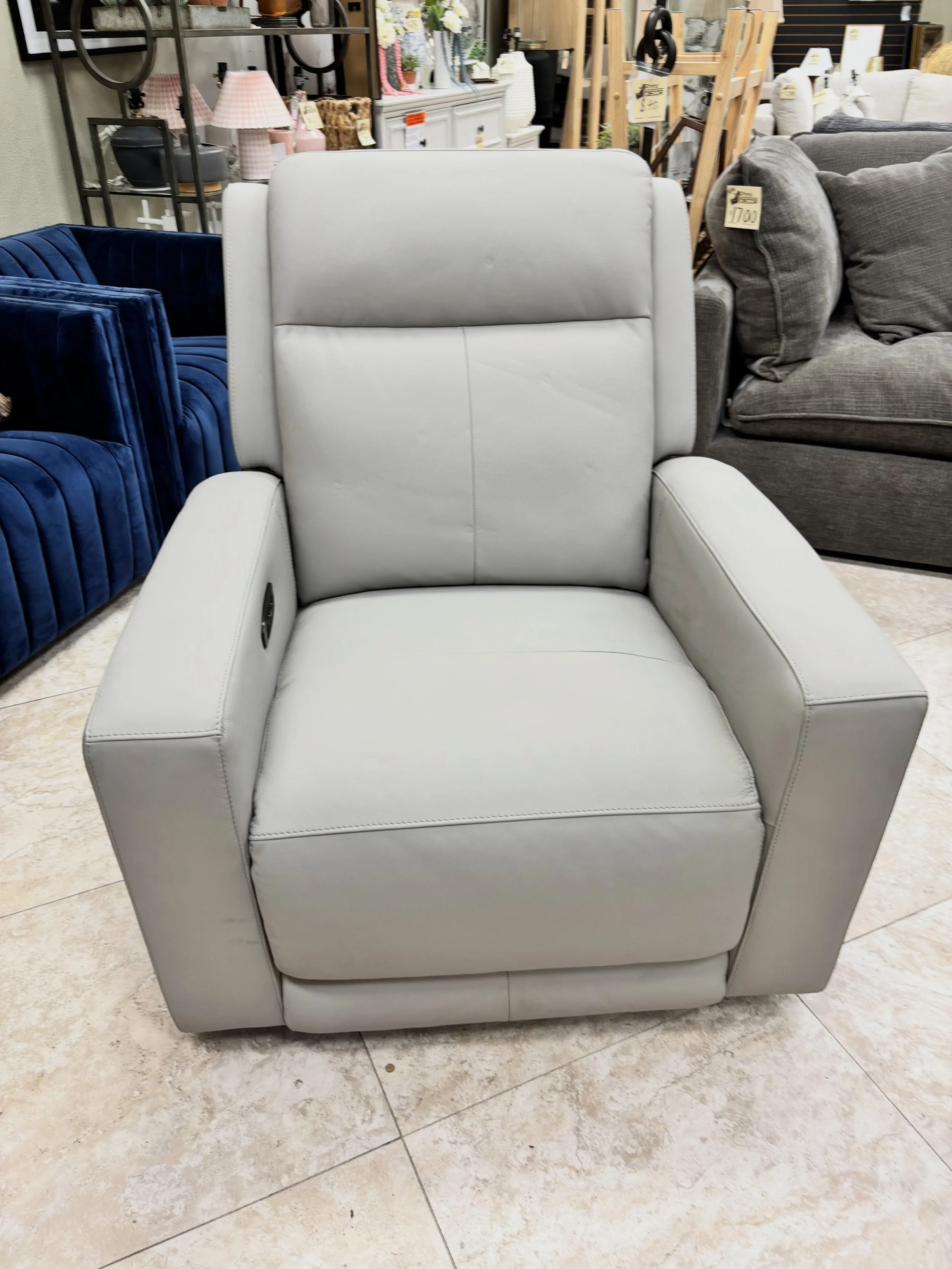 JUST ARRIVED &mdash; by popular demand!! 🦏 

Wren Light Gray Power Leather Recliner with Power Headrest
✅ Like New Condition
📏 37&rdquo; x 40&rdquo; x 40.5&rdquo;H
💲 450

Rhino Decor
📍 13393 W Colonial Dr, Winter Garden, FL 34787
🕙 Tue&ndash;Thu