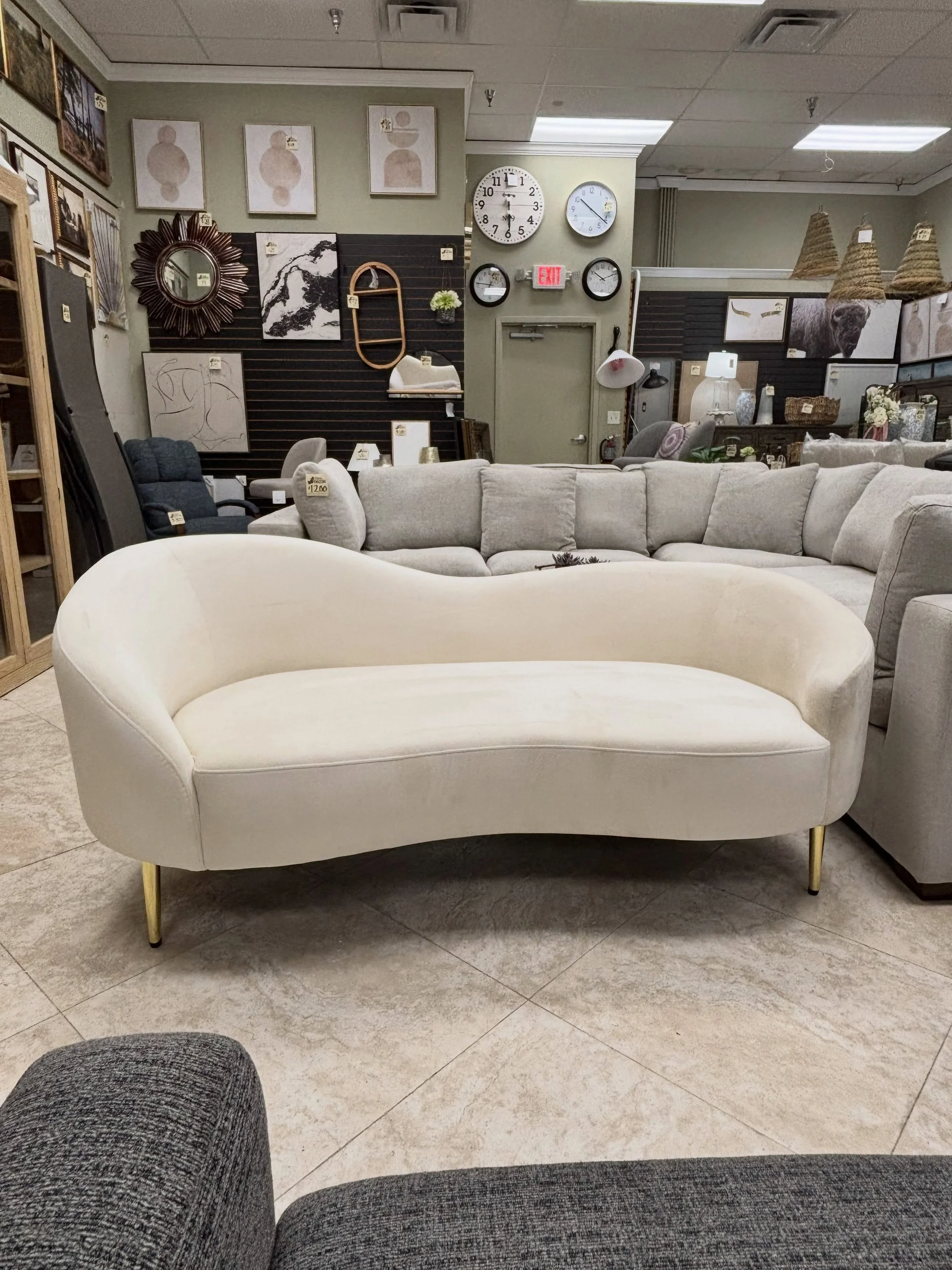 JUST ARRIVED &mdash; do not miss this one! 

Ritz Velvet Curved Loveseat
✅ Like New Condition
📏 37&rdquo; x 31&rdquo; x 31&rdquo;H
💲 599

Rhino Decor
📍 13393 W Colonial Dr, Winter Garden, FL 34787
🕙 Tue&ndash;Thu 10&ndash;5 | Fri&ndash;Sat 10&nda