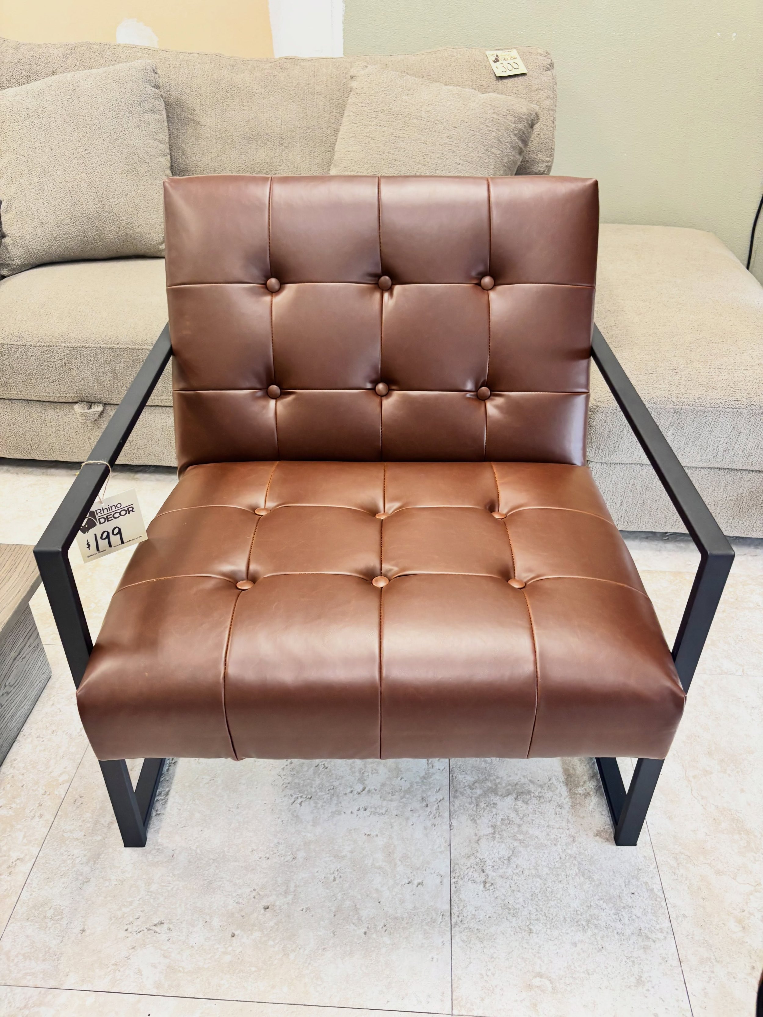 JUST ARRIVED &mdash; another great find at Rhino Decor 🦏

Brown Leather Accent Chair 
✅Like New Condition, Out of the Box!
📏 29.5&rdquo; x 29&rdquo; x 29&rdquo;H
💲200

Rhino Decor
📍 13393 W Colonial Dr, Winter Garden, FL 34787
🕙 Tue&ndash;Thu 10