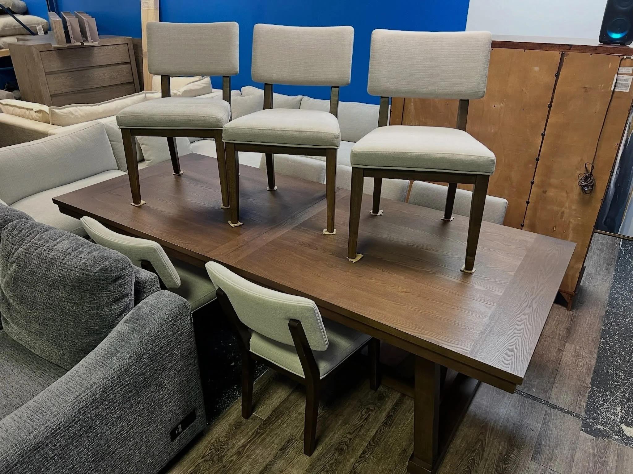 JUST ARRIVED &mdash; class style, smart savings🦏

Mendocino 9pc Dining Table Set
✅ Like New Condition (corner has been repair)
📏 Table: 96&rdquo; x 40&rdquo; x 30&rdquo;H, Chairs: 20.5&rdquo; x 24&rdquo; x 33&rdquo;H, Leaf : 18&rdquo;.
💲899

Rhino