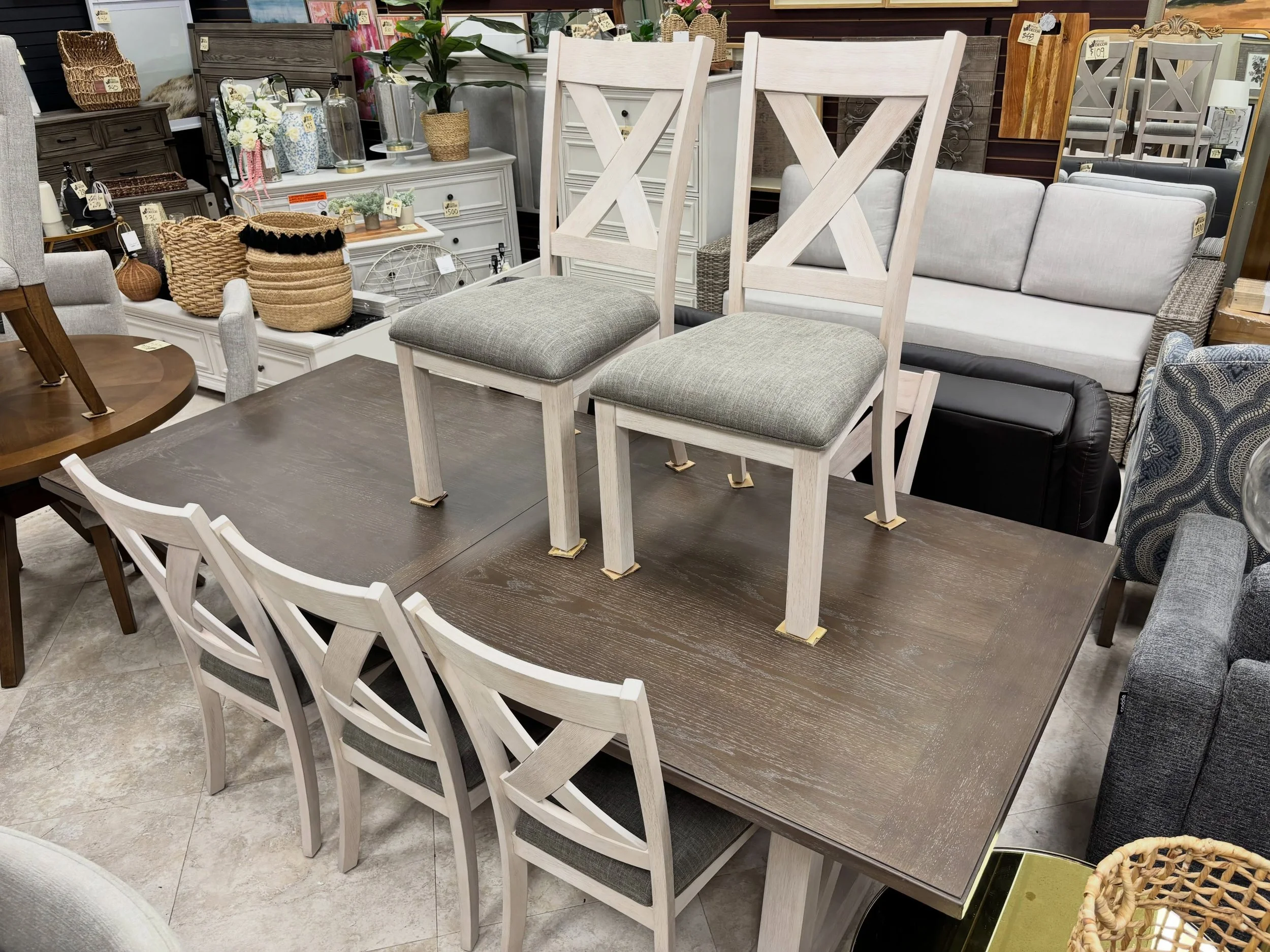 JUST ARRIVED &mdash; another great find at Rhino Decor 🦏

9pc Newport Farmhouse Dining Table Set
✅Like New Condition
📏 Table: 96&rdquo; x 42&rdquo; x 30&rdquo;H, Chairs: 20&rdquo; x 24&rdquo; x 40&rdquo;H, Leaf: 18&rdquo;.
💲1099

Rhino Decor
📍 13