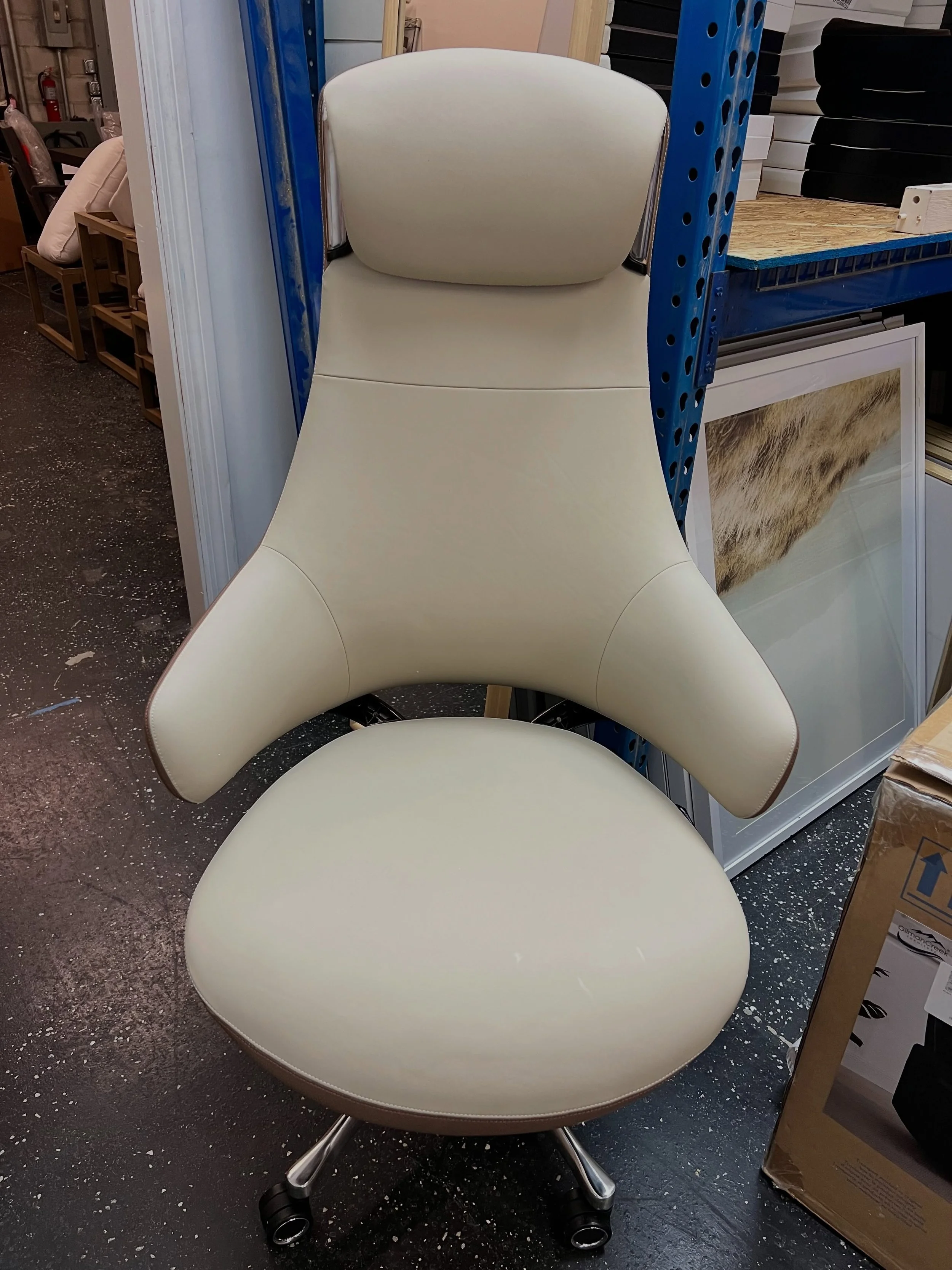JUST ARRIVED &mdash; will not last long!! 🦏

Serene Ella Modern Comforts Napa Leather Executive Chair 
✅ New Condition
📏 27&rdquo; x 18.5&rdquo; x 44-48.5&rdquo;H
💲699

Rhino Decor
📍 13393 W Colonial Dr, Winter Garden, FL 34787
🕙 Tue&ndash;Thu 1