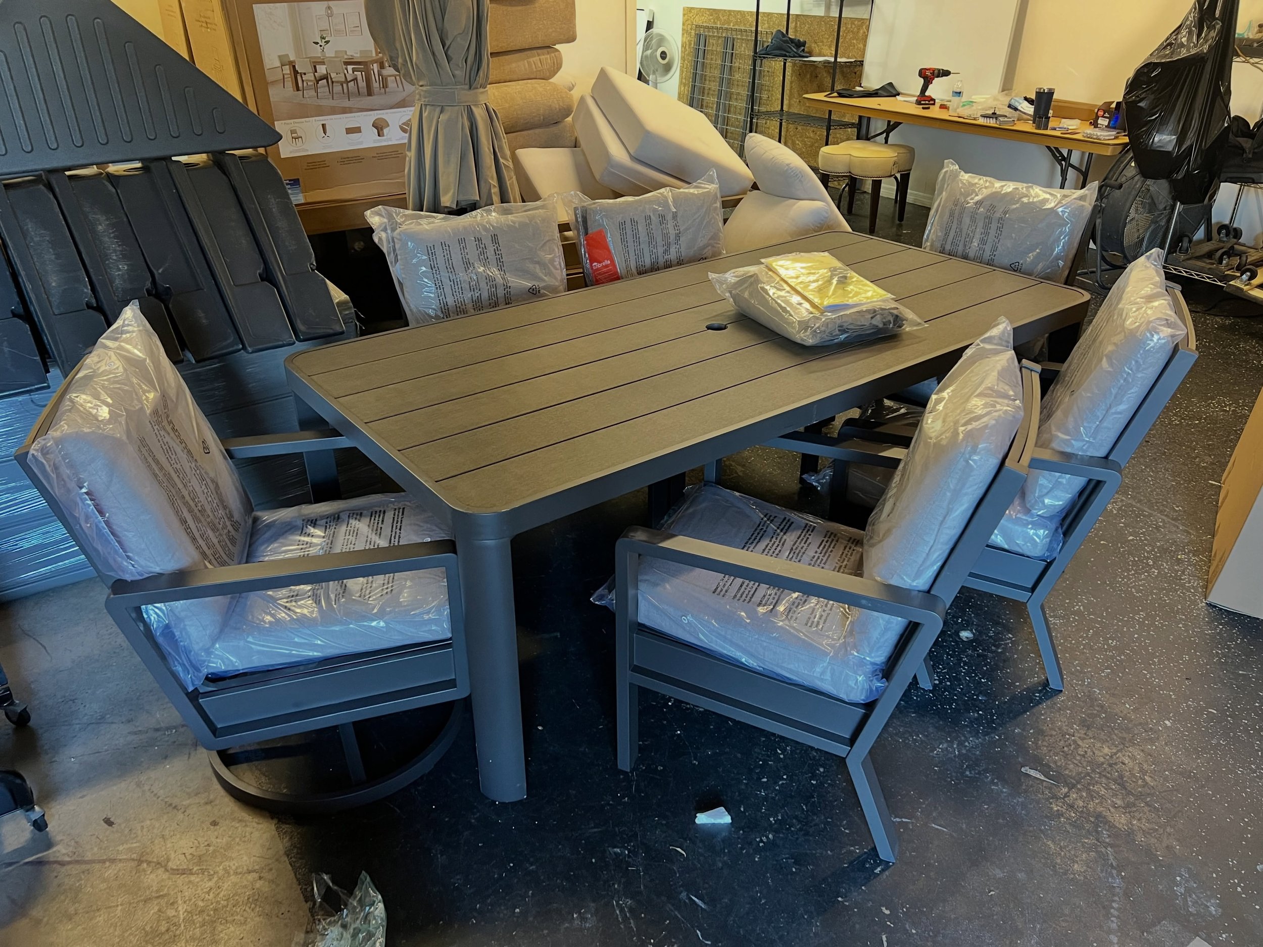 JUST ARRIVED &mdash; another great find at Rhino Decor 🦏

SunVilla Alden 7pc Patio Dining Set
✅Like New Condition, Small scratches on table from shipping. 
📏 Table: 82&rdquo; x 40&rdquo; x 30&rdquo;H, Chairs: 24&rdquo; x 28&rdquo; x 36&rdquo;H
💲11