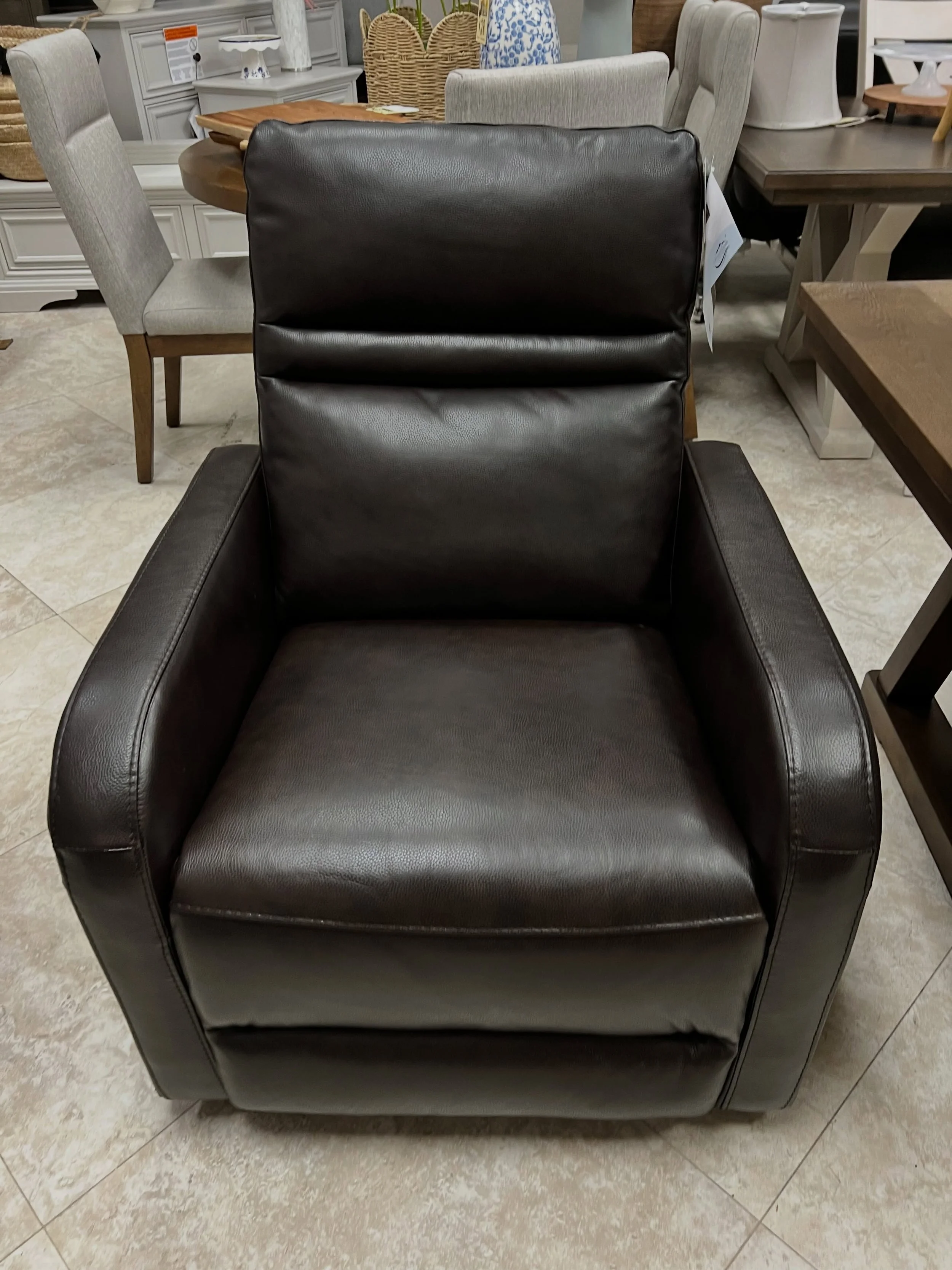 JUST ARRIVED &mdash; will not last long!! 🦏

Dark Brown Leather Gliding Power Recliner *NEW*
✅ New Condition, out of the box
📏 38&rdquo; x 32.5&rdquo; x 40&rdquo;H
💲399

Rhino Decor
📍 13393 W Colonial Dr, Winter Garden, FL 34787
🕙 Tue&ndash;Thu 