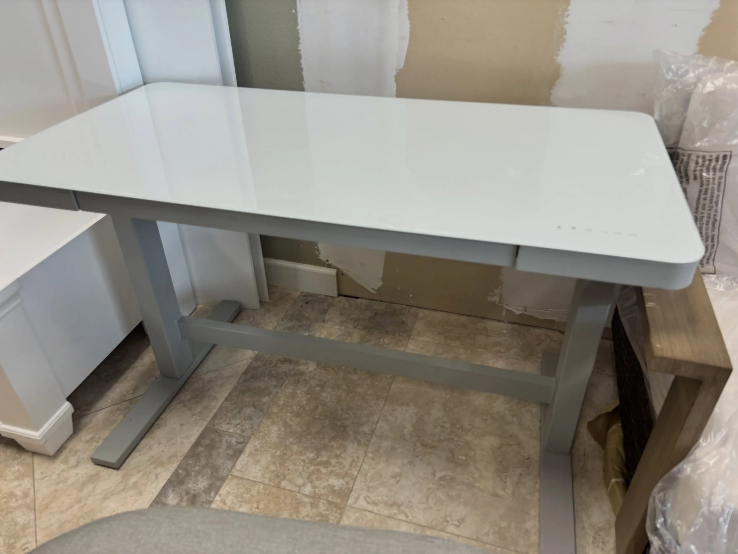 JUST ARRIVED &mdash; another great find at Rhino Decor 🦏

White Tempered Glass Sit &amp; Stand Desk
✅ Like New Condition 
📏 47&rdquo; x 23.5&rdquo; x 29&rdquo;-47&rdquo;H
💲199

Rhino Decor
📍 13393 W Colonial Dr, Winter Garden, FL 34787
🕙 Tue&nda