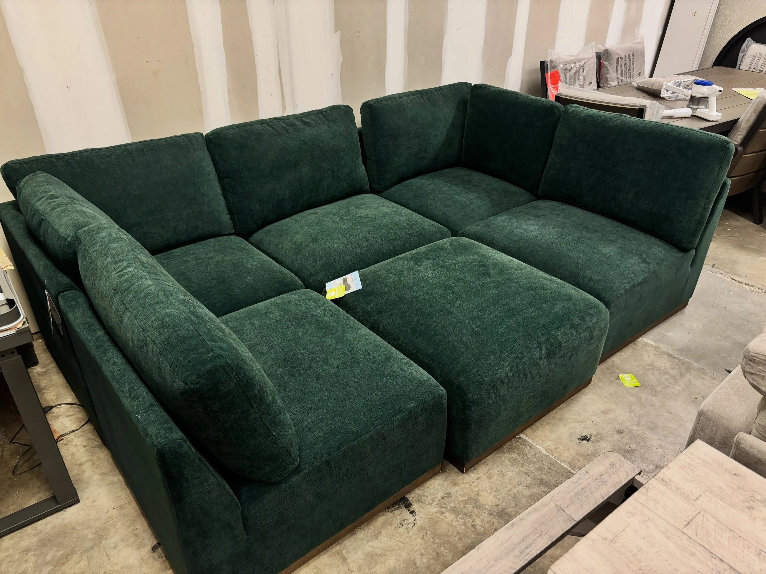 JUST ARRIVED &mdash; class style, smart savings🦏

Henredon Murphy 6pc Green Sectional 
✅ Like New Condition
📏 139.5&rdquo; x 70&rdquo; x 37.5&rdquo; x 28.5&rdquo;H
💲1400

Rhino Decor
📍 13393 W Colonial Dr, Winter Garden, FL 34787
🕙 Tue&ndash;Thu