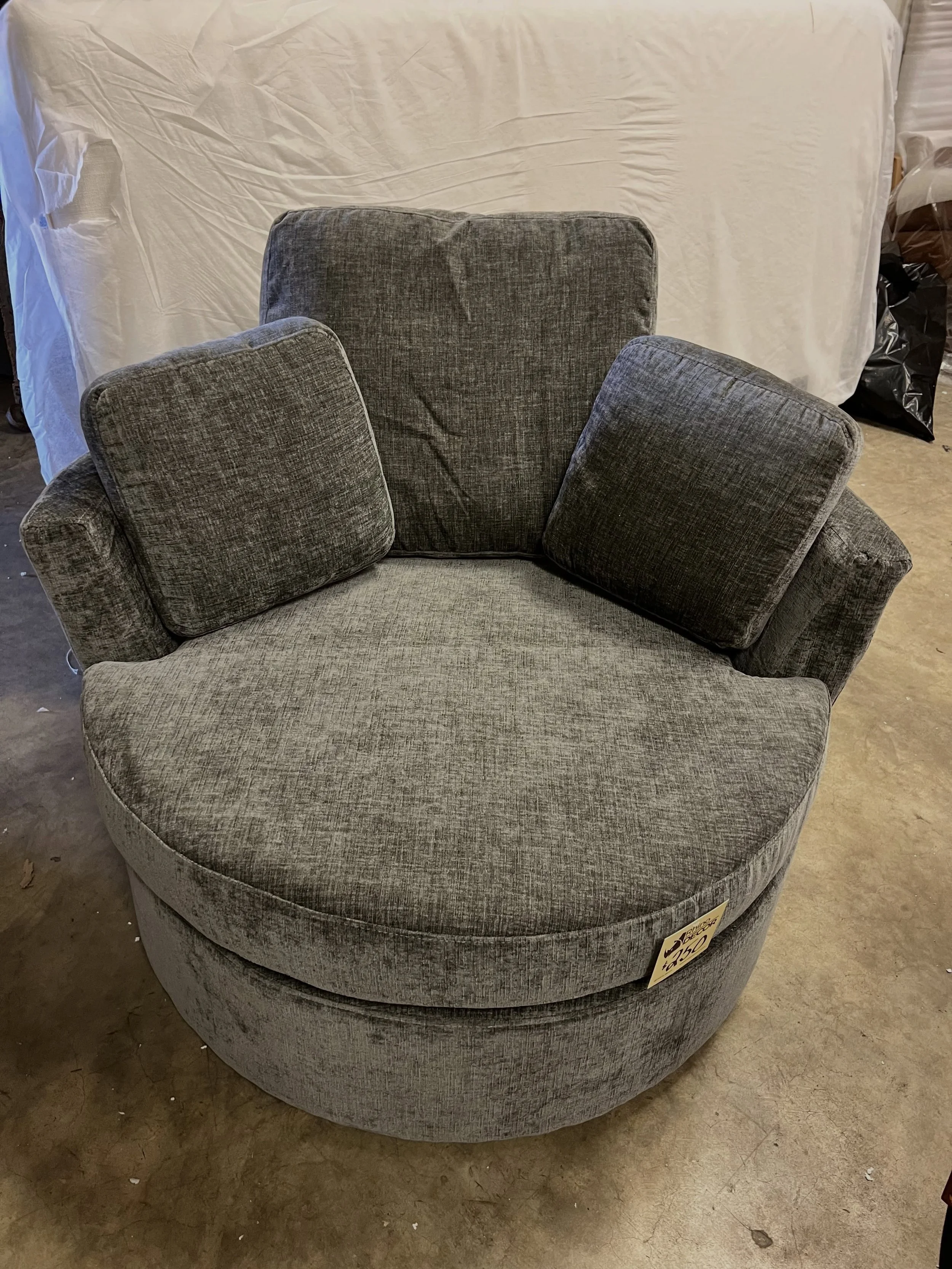 JUST ARRIVED &mdash; class style, smart savings 🦏

Gray Slipcover Swivel Barrel Chair 
✅Like New Condition, Open Box
📏 42&rdquo;D x 34&rdquo;H
💲250

Rhino Decor
📍 13393 W Colonial Dr, Winter Garden, FL 34787
🕙 Tue&ndash;Thu 10&ndash;5 | Fri&ndas