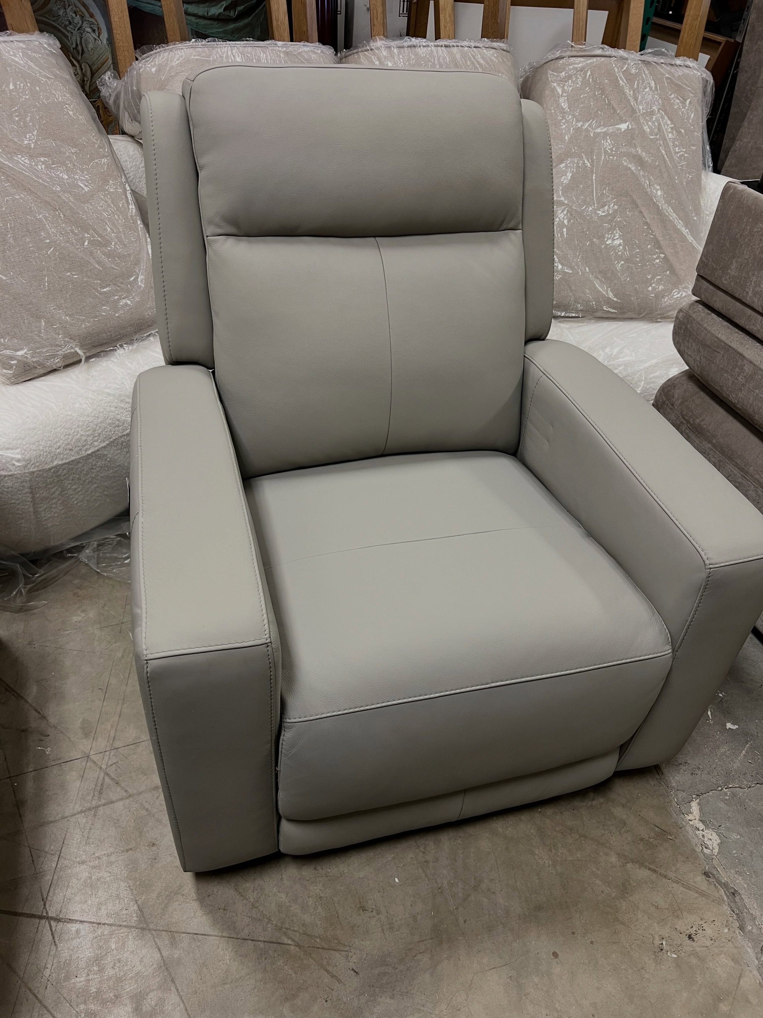 JUST ARRIVED &mdash; and priced to move!! 🦏

Wren Zero Gravity Power Leather Recliner with Power Headrest (As-Is)
✅ Like New Condition, scratches on armrests
📏 37&rdquo; x 40&rdquo; x 40.5&rdquo;H
💲299

Rhino Decor
📍 13393 W Colonial Dr, Winter G