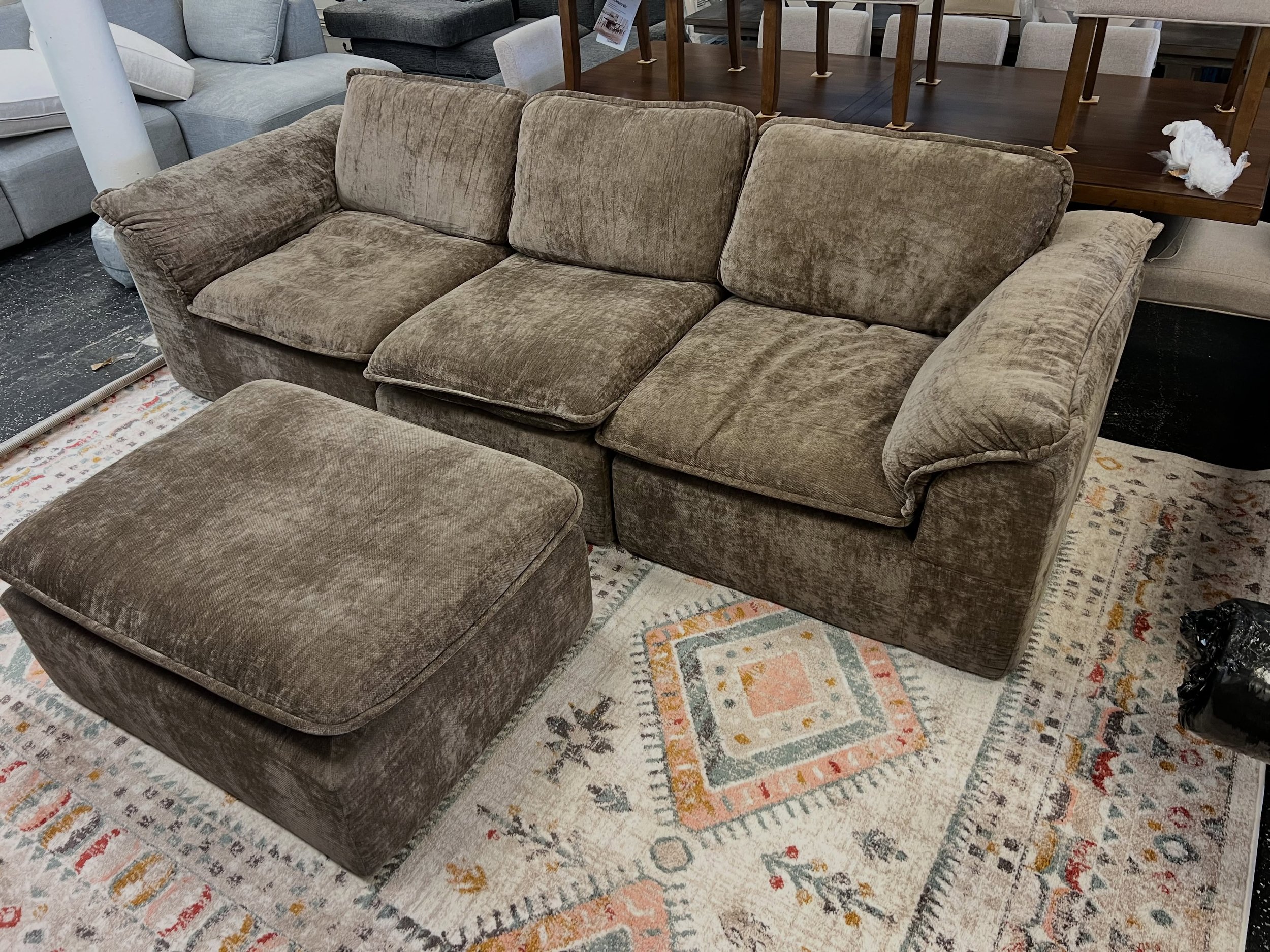 JUST ARRIVED &mdash; do not miss out on this one! 🦏

112&rdquo; Taupe Boneless Cloud Sofa w/Ottoman
✅Like New Condition, Open Box
📏 Sofa: 112&rdquo; x 40&rdquo; x 26&rdquo;H, Ottoman:  31&rdquo; x 40&rdquo; x 21&rdquo;H
💲450

Rhino Decor
📍 13393 