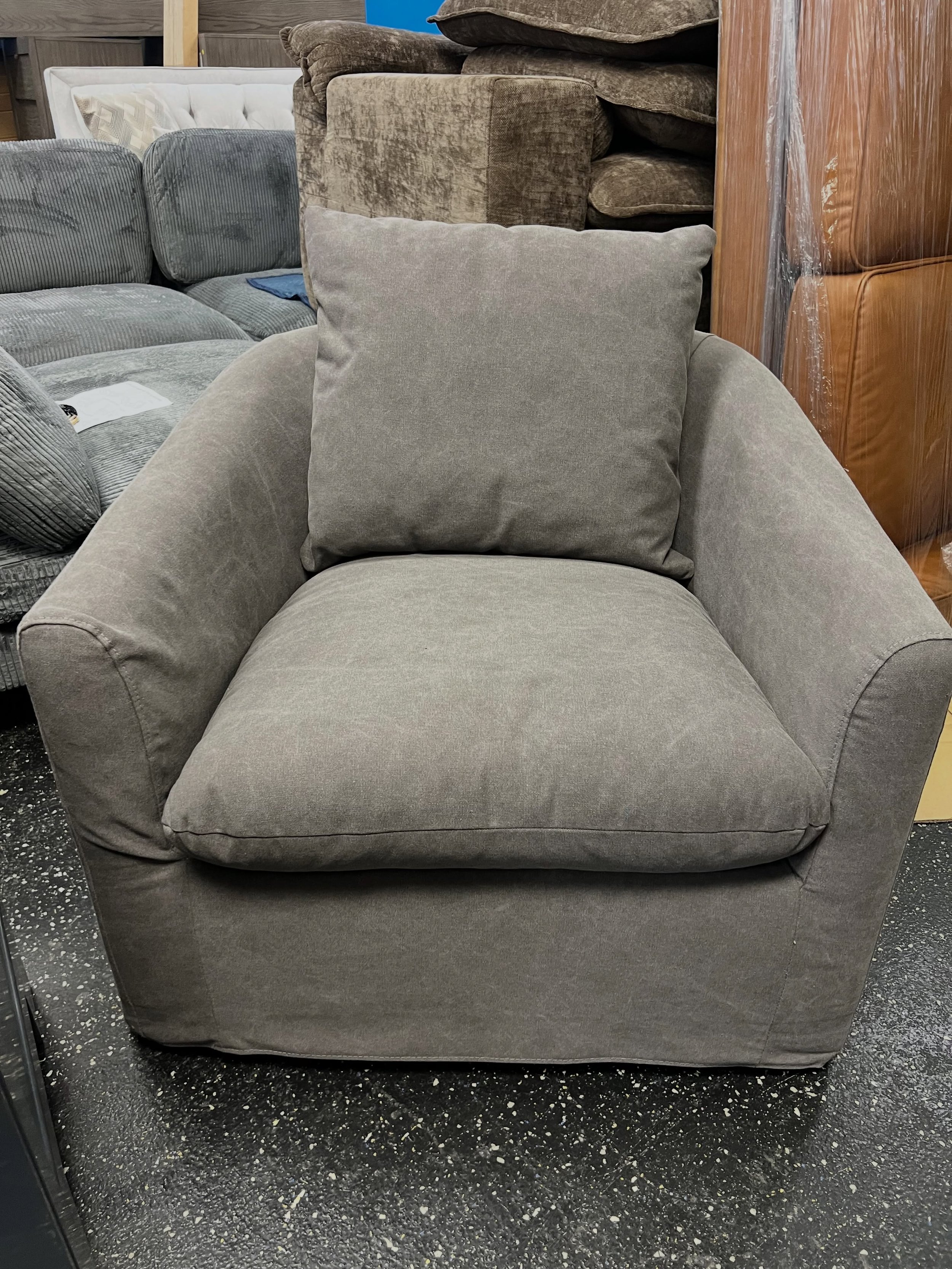 JUST ARRIVED &mdash; and priced to move!! 🦏 

Menta Light Gray Canvas Upholstered Swivel Barrel Chair
✅ New Condition, Open Box
📏 35&rdquo; x 36&rdquo; x 33.5&rdquo;H
💲300

Rhino Decor
📍 13393 W Colonial Dr, Winter Garden, FL 34787
🕙 Tue&ndash;T