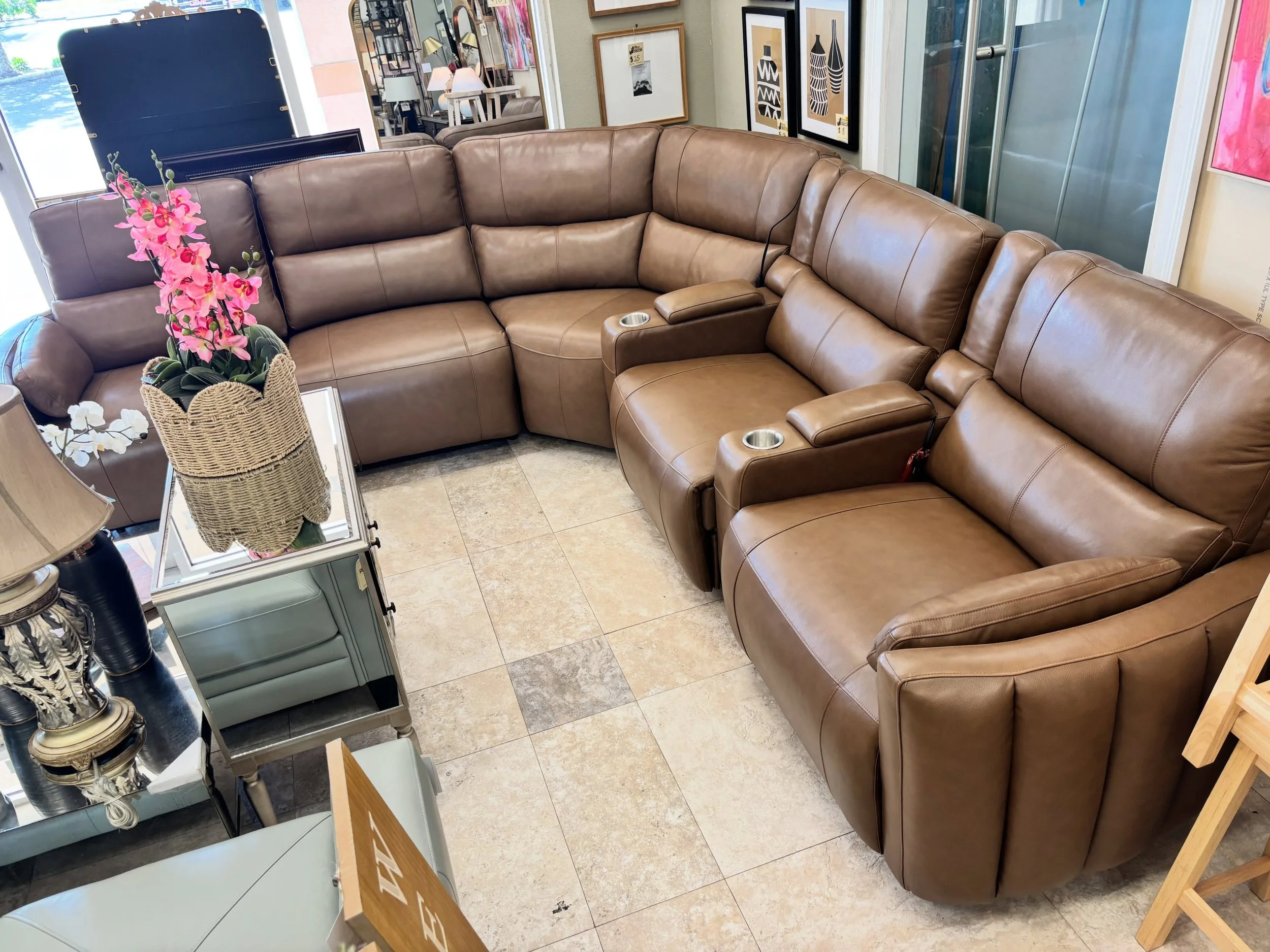 JUST ARRIVED &mdash; class style, smart savings 🦏

Lauretta Andan Leather 7pc Power Reclining Sectional w/Power Headrests
✅Like New Condition
📏 132&rdquo; x 132&rdquo; x 42&rdquo; x 41&rdquo;H
💲 2699

Rhino Decor
📍 13393 W Colonial Dr, Winter Gar
