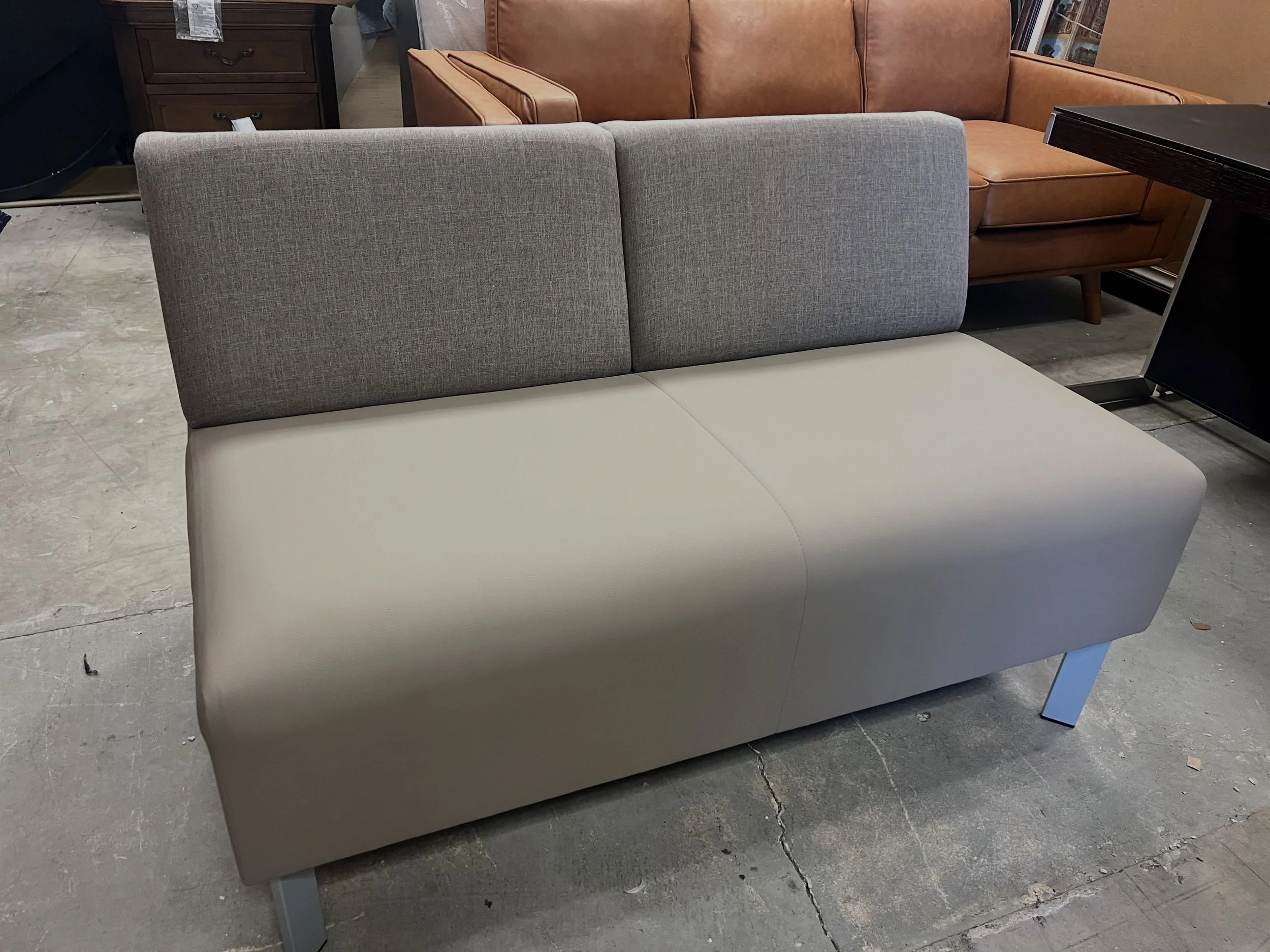 JUST ARRIVED &mdash; a third of retail price 😳🦏

Luxe Lounge Reception Armless Loveseat 
✅ New Condition, Open Box
📏 48&rdquo; x 30.5&rdquo; x 31&rdquo;H
💲600

Rhino Decor
📍 13393 W Colonial Dr, Winter Garden, FL 34787
🕙 Tue&ndash;Thu 10&ndash;