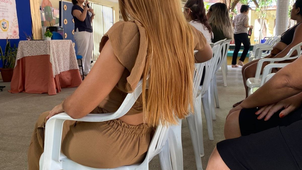 Voltar &agrave; escola p&uacute;blica &eacute; pisar novamente em solo f&eacute;rtil, com ra&iacute;zes profundas, onde me percebi, ainda menina, capaz de acolher e auxiliar a amenizar dores que conhe&ccedil;o bem. Sim, todos temos hist&oacute;rias e