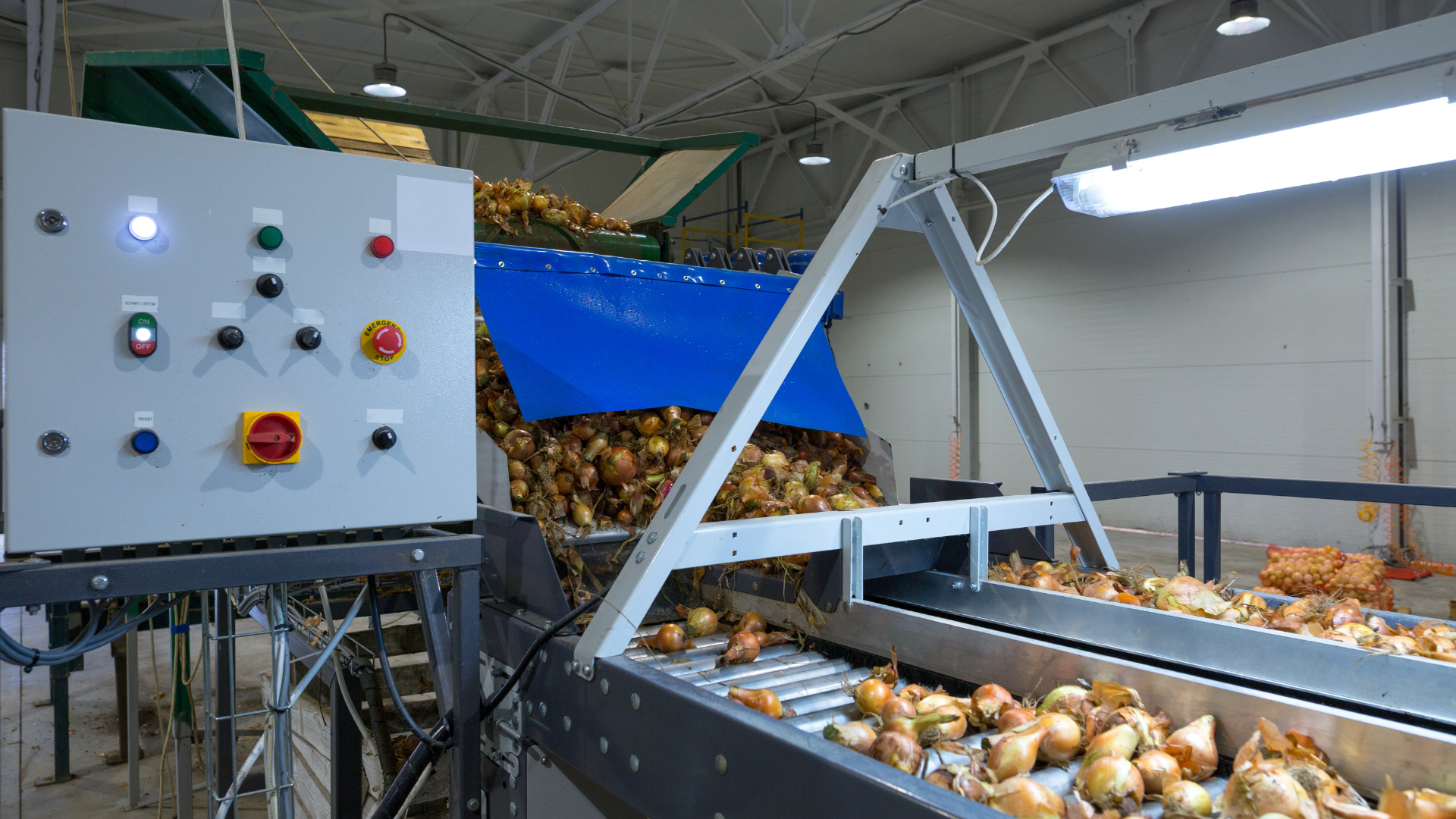 Una máquina industrial en una planta de procesamiento de alimentos y bebidas.
