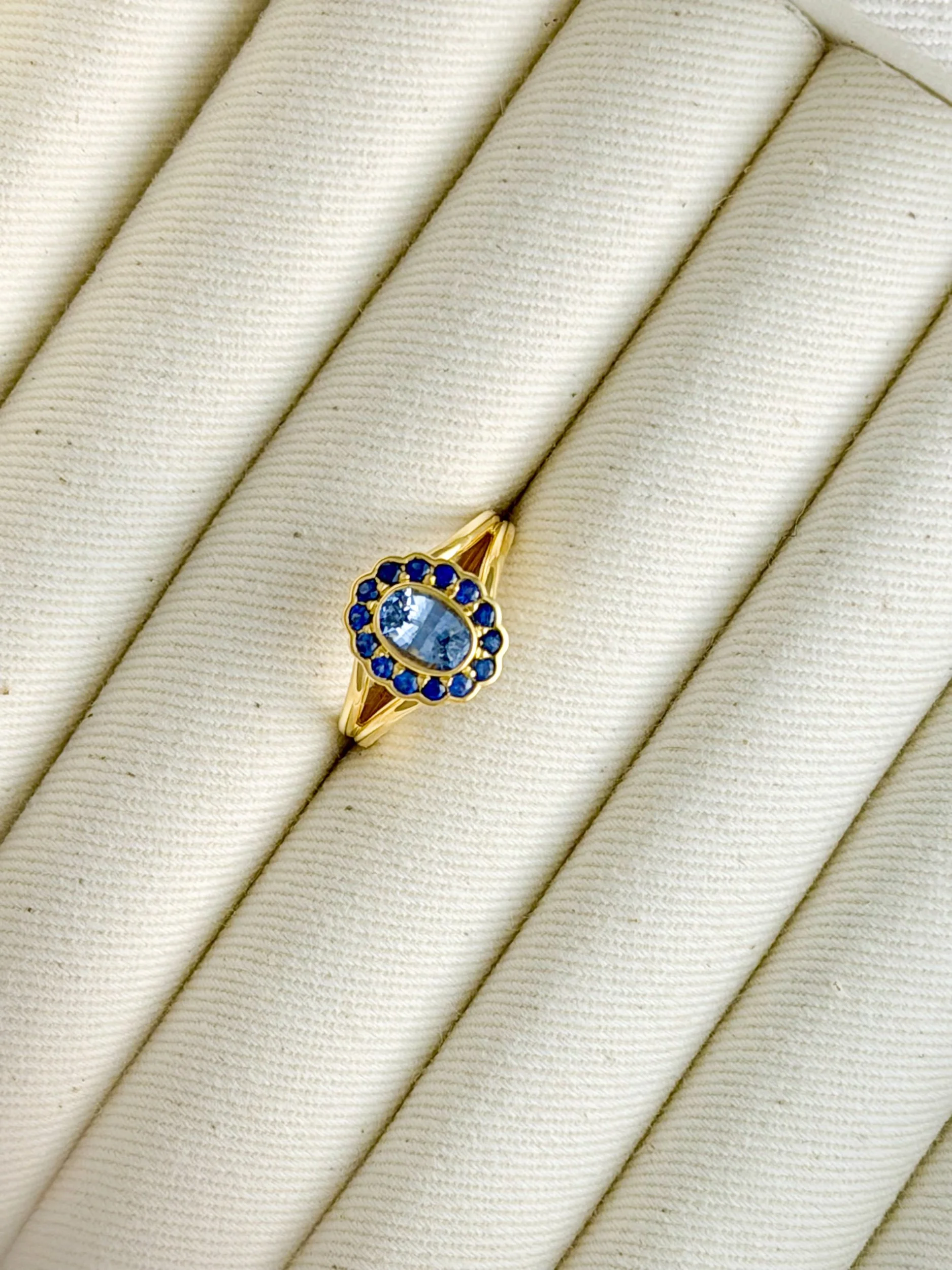 Signet ring in blue sapphire & 18k solid gold