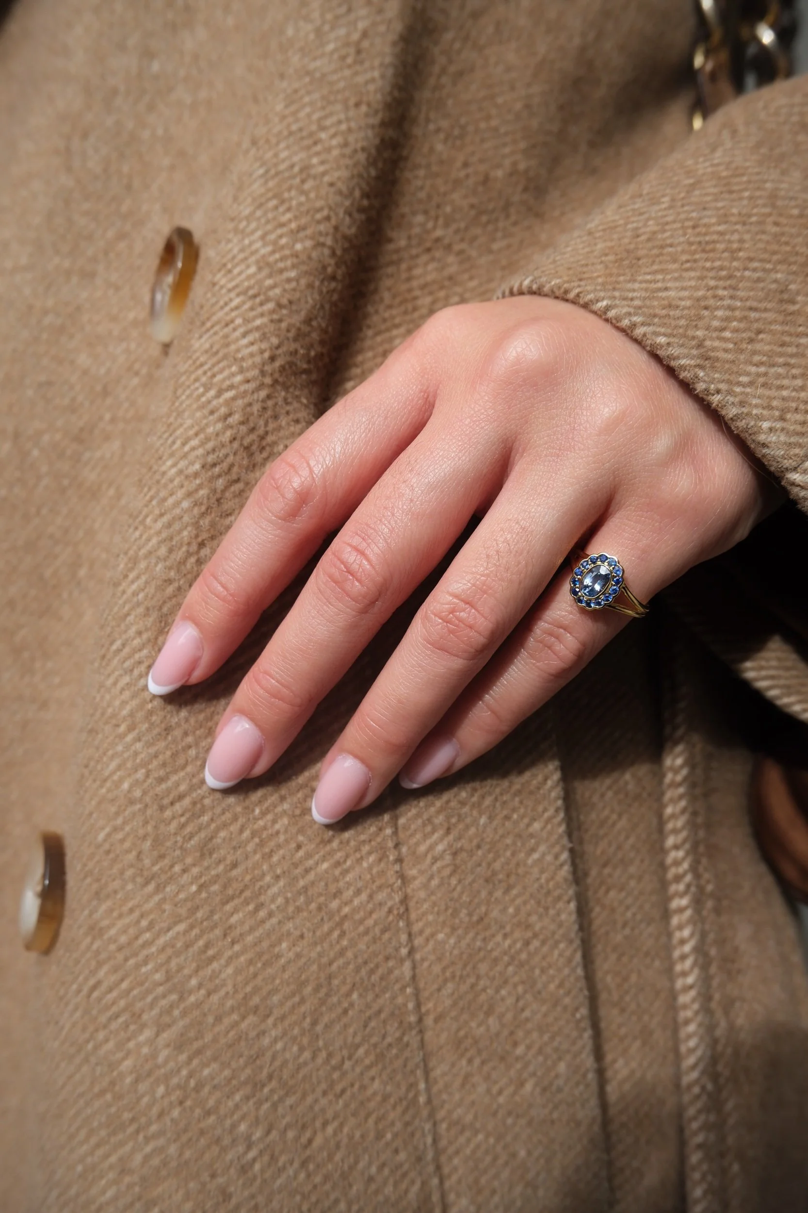 Signet ring in blue sapphire & 18k solid gold