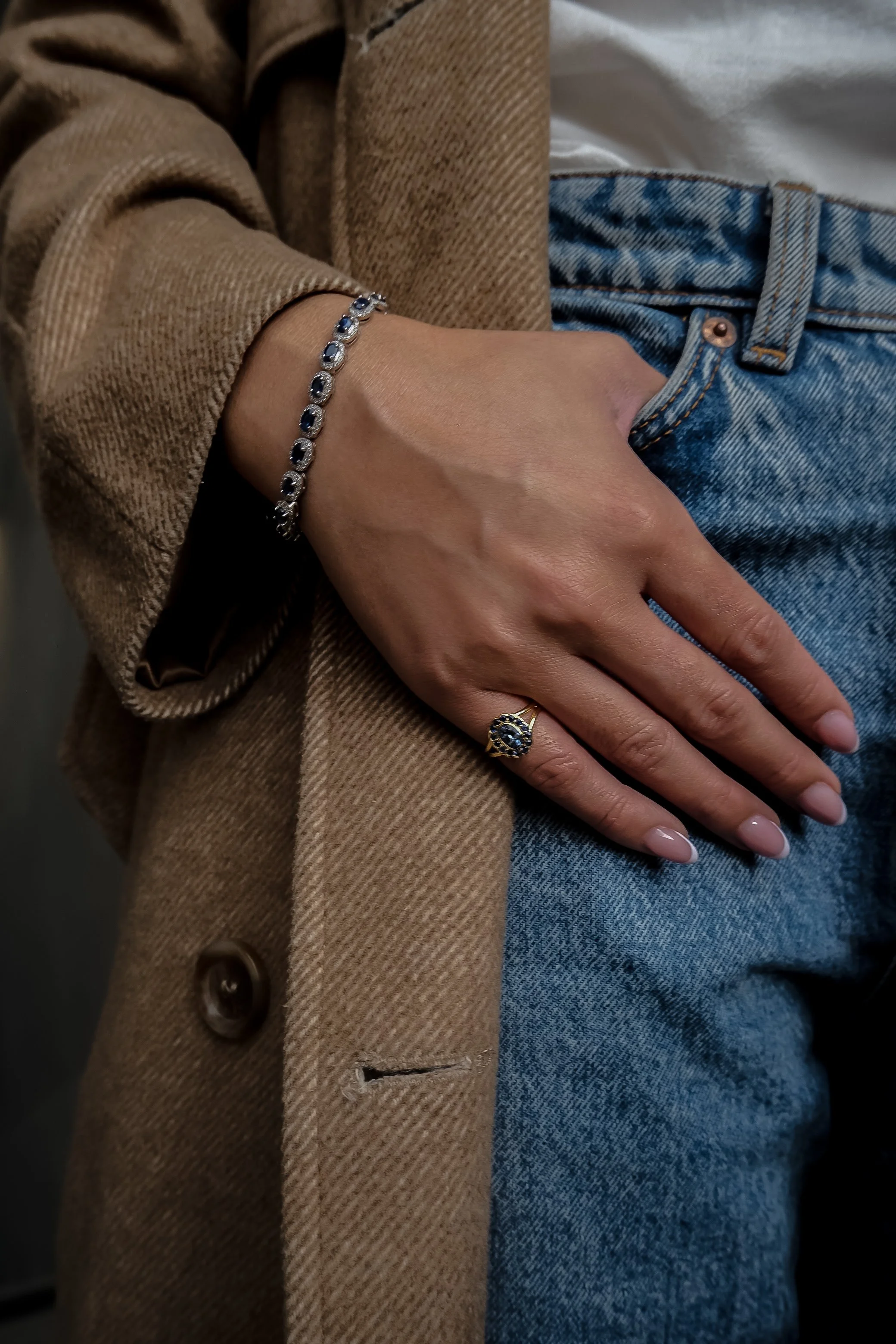 Signet ring in blue sapphire & 18k solid gold