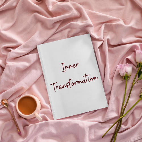 Un libro con la frase "Inner Transformation" en la portada, una taza de café, una cuchara y tres rosas en un fondo de seda rosa