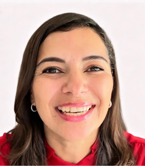 Mujer sonriendo con cabello castaño, ojos marrones y camiseta roja, fondo blanco.
