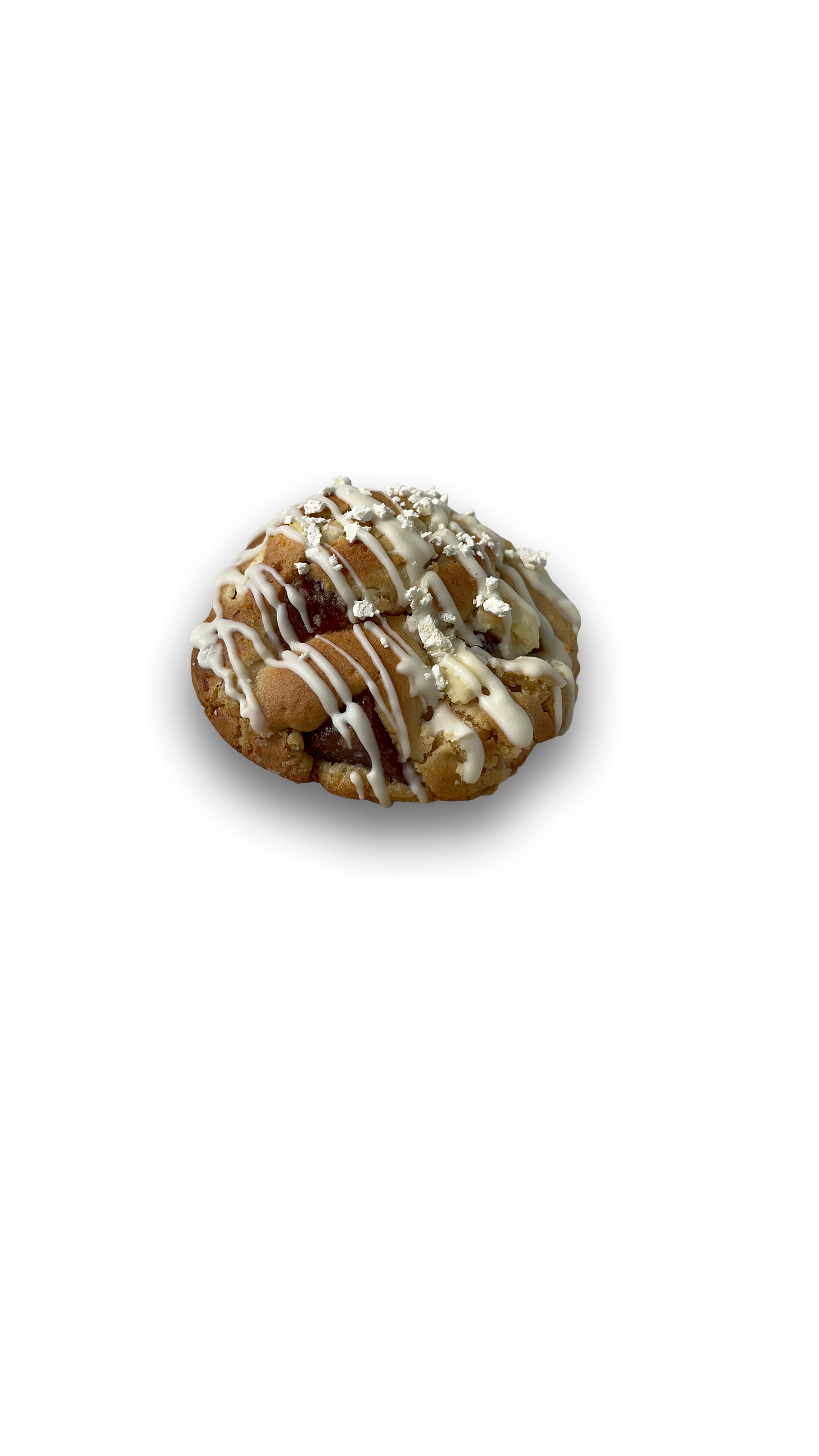 Galleta con chispas de chocolate, glaseada con chocolate blanco y decorada con migajas blancas sobre fondo negro.
