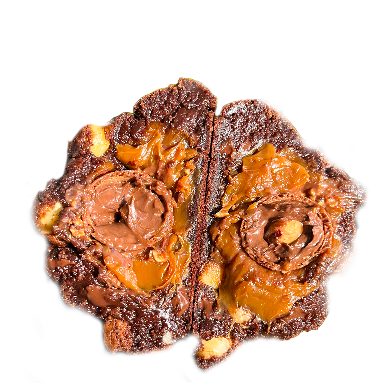 Una rebanada de tarta de chocolate rellena con frutas caramelizadas y nueces.