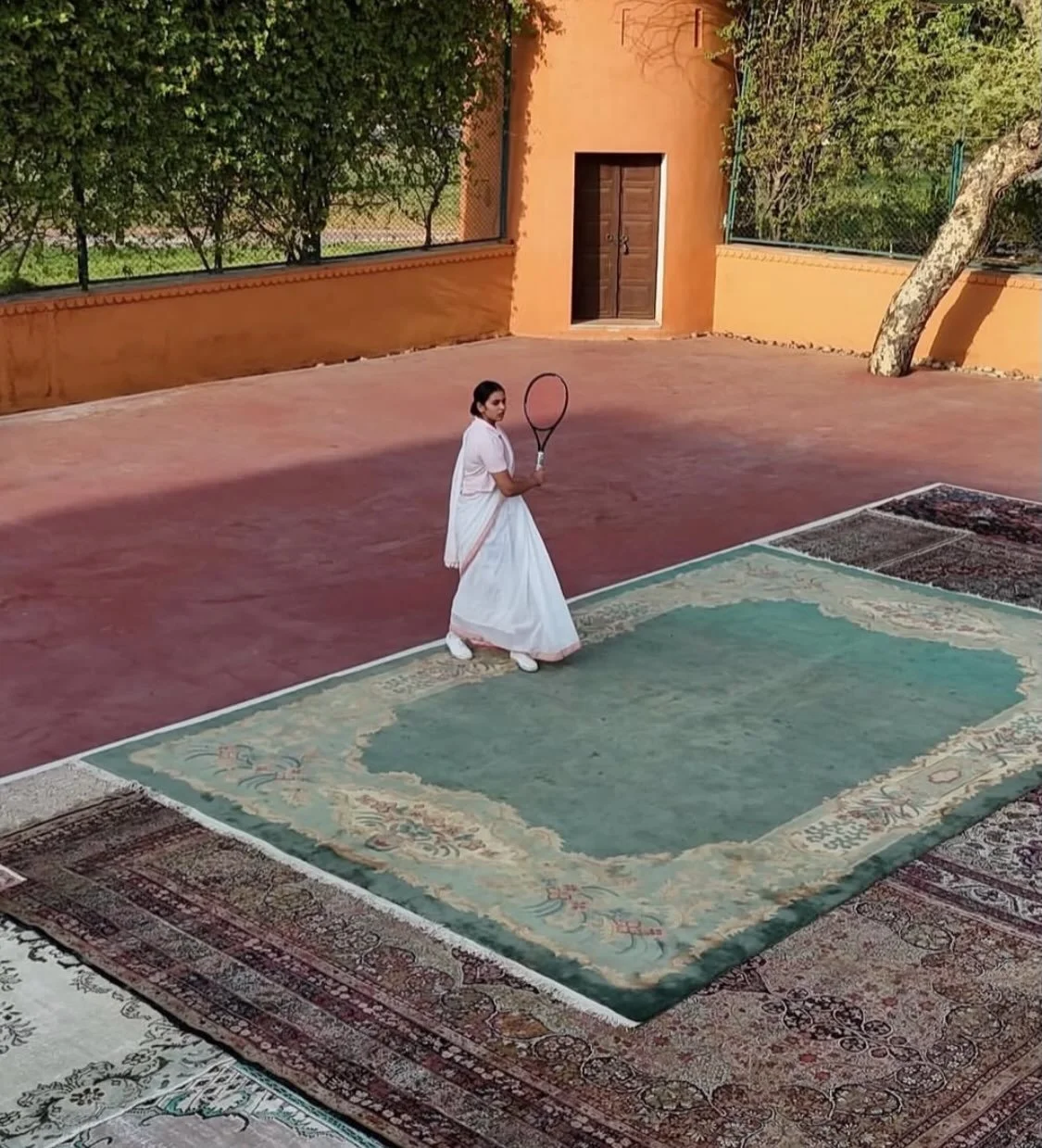 A tennis court dressed head to toe in 93 hand-knotted rugs? Sports and centuries-old craftsmanship colliding in the most joyful way, by Jaipur Rugs. This might be my favourite unexpected pairing for quite some time❣️ @jaipurrugs @nevillesukhia