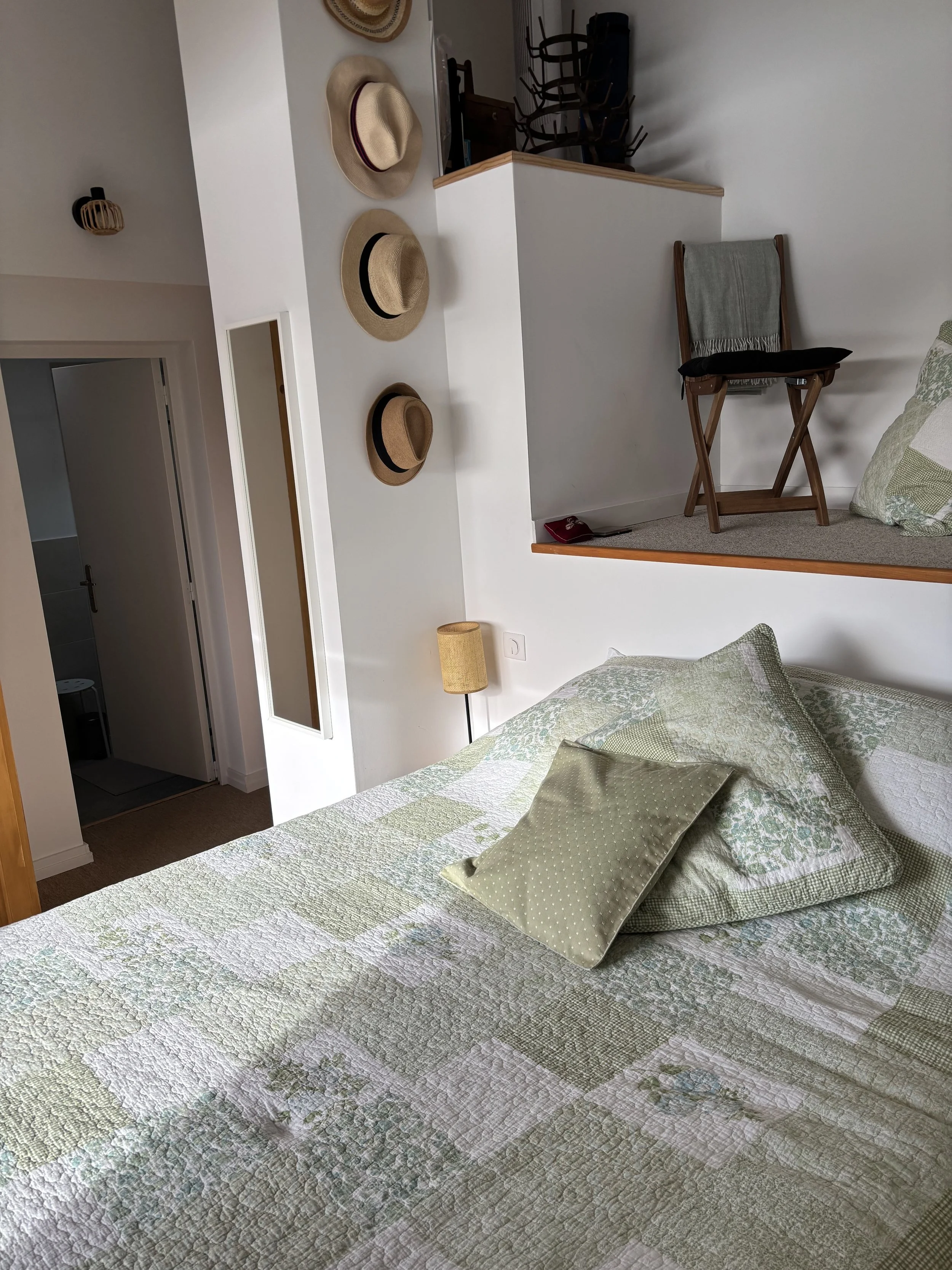 Master Bedroom - 1x Queen Bed + Ensuite
