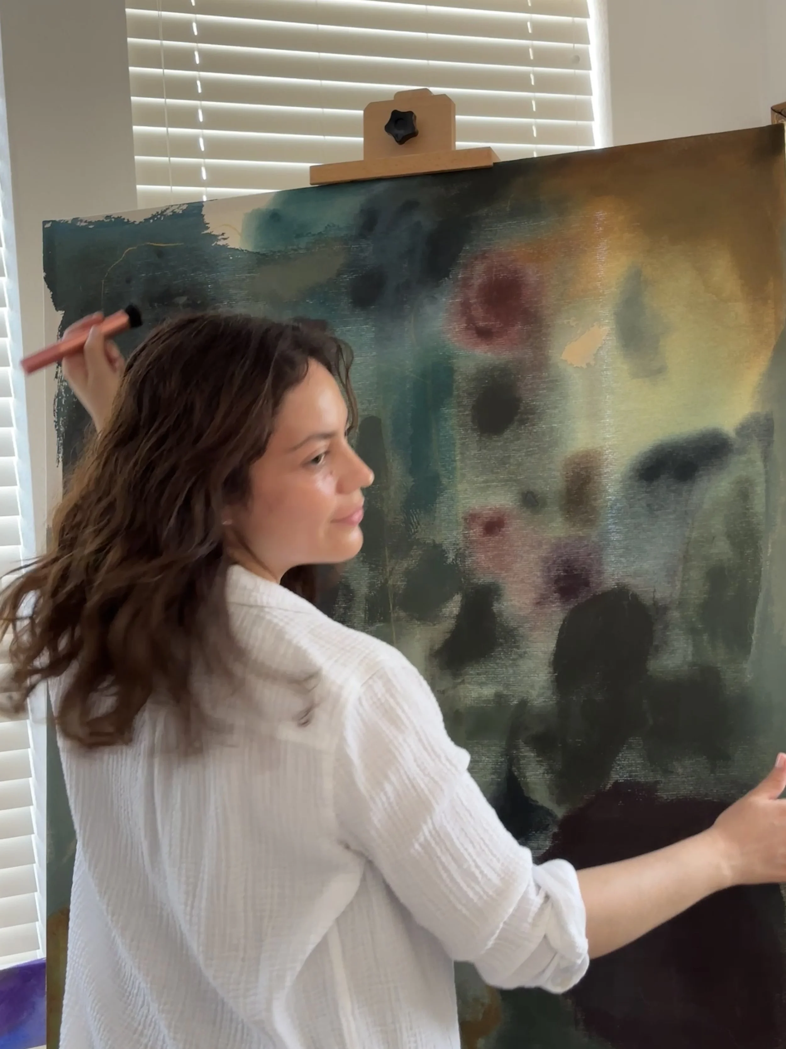 Mayte Alquicira painting abstract art as part of her creative practice and Simmer Method