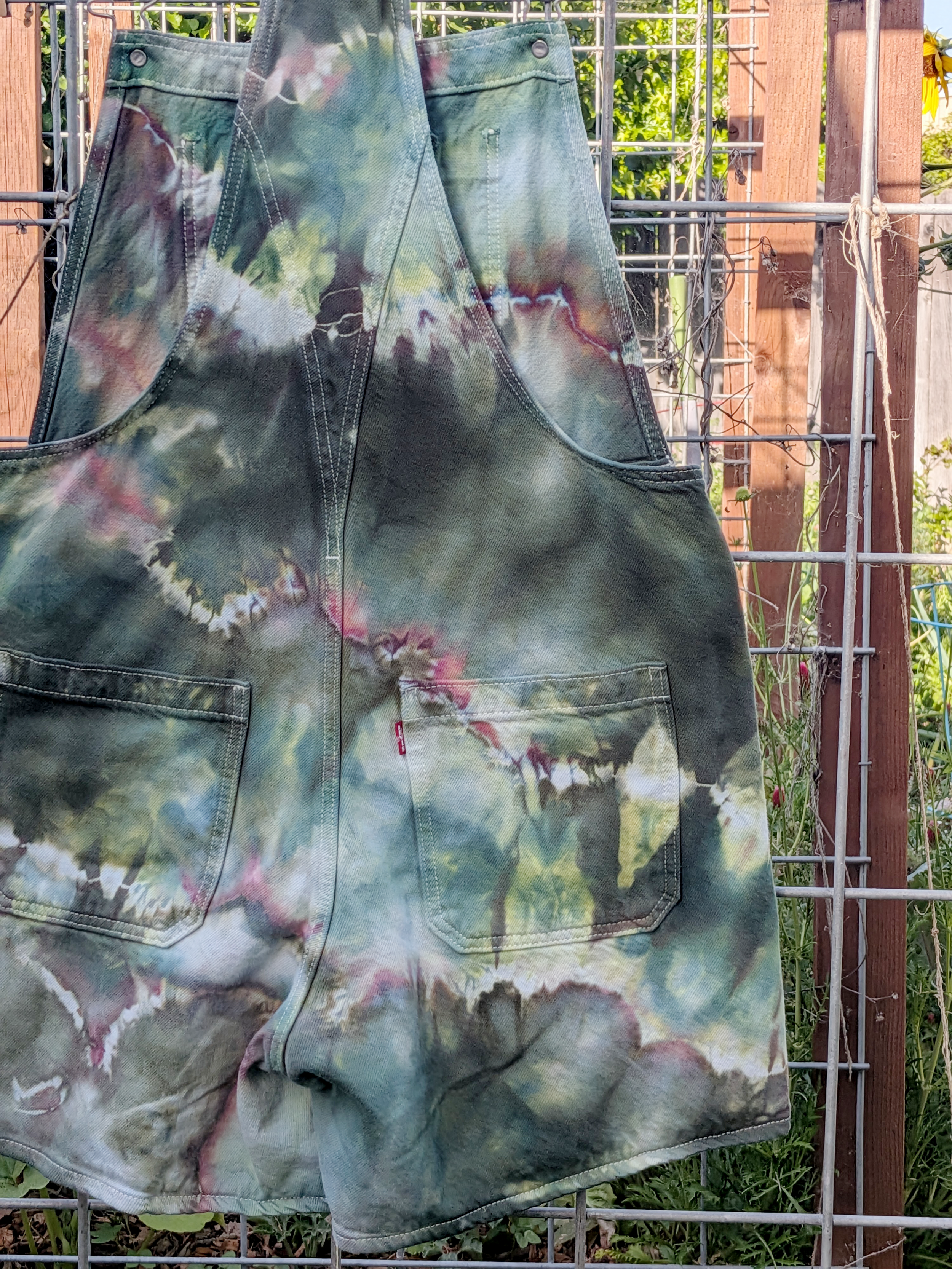 M-Overall-Jade-and-rust-geode-detail-back.png