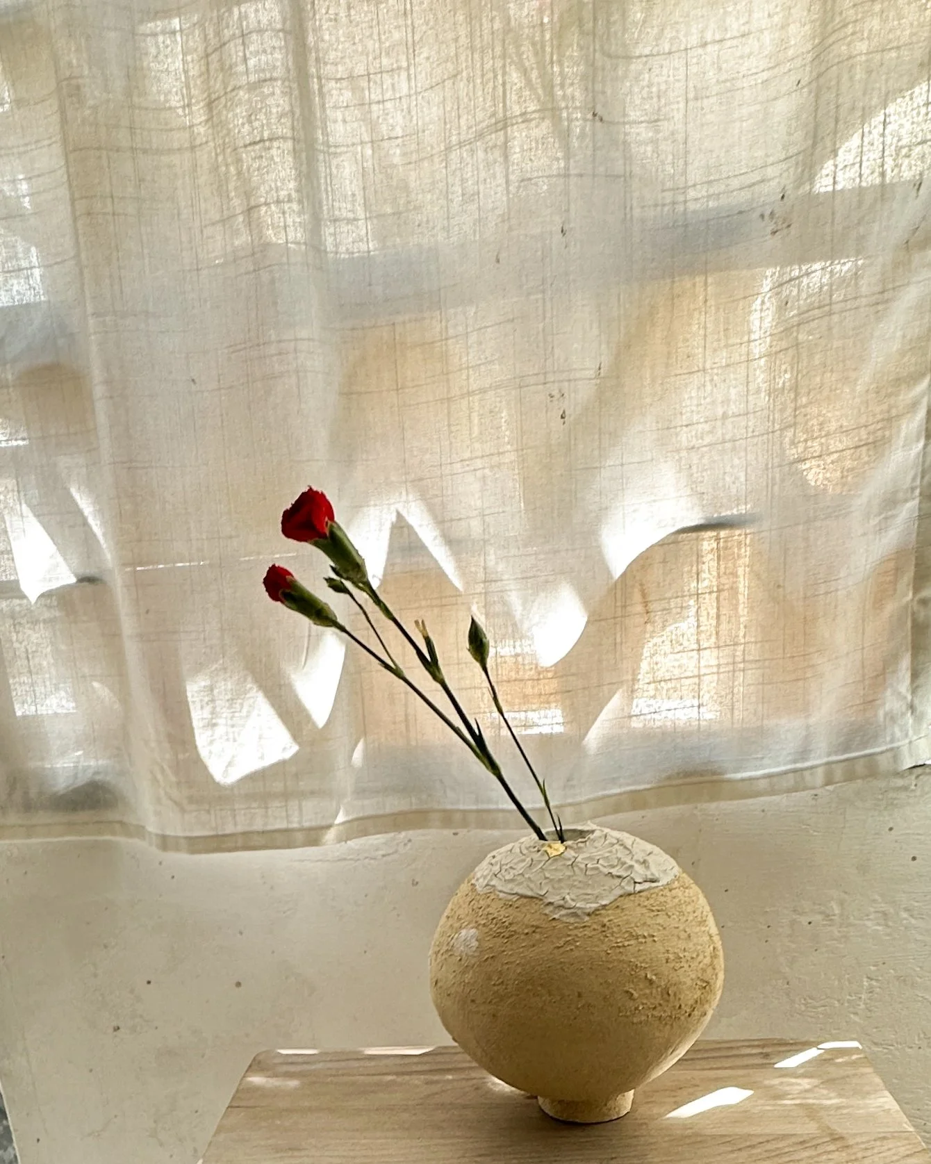 vase boule et or fleurs céramique argile  décor architecture