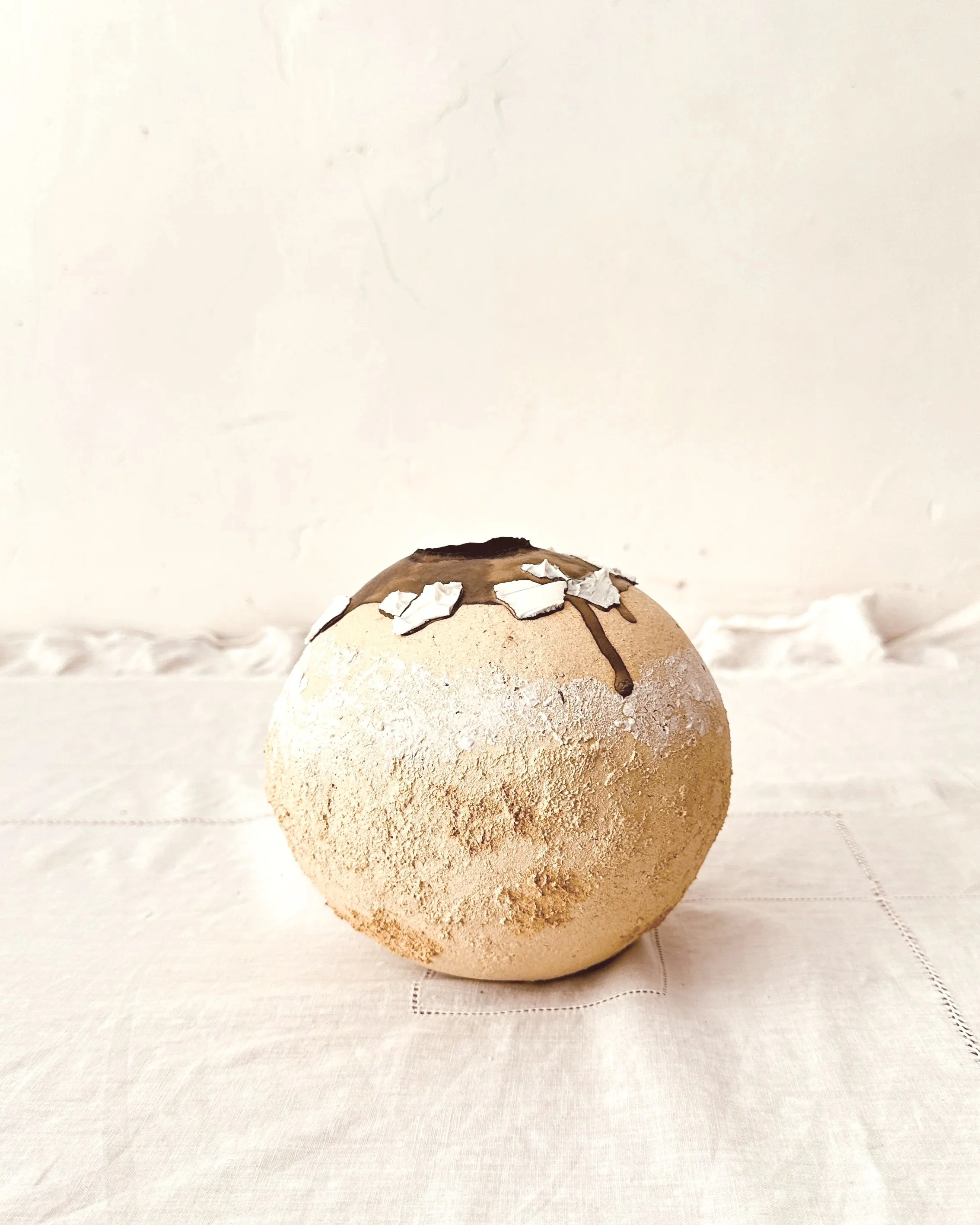 vase boule grès brut et éclats de porcelaine , émail bronze or 