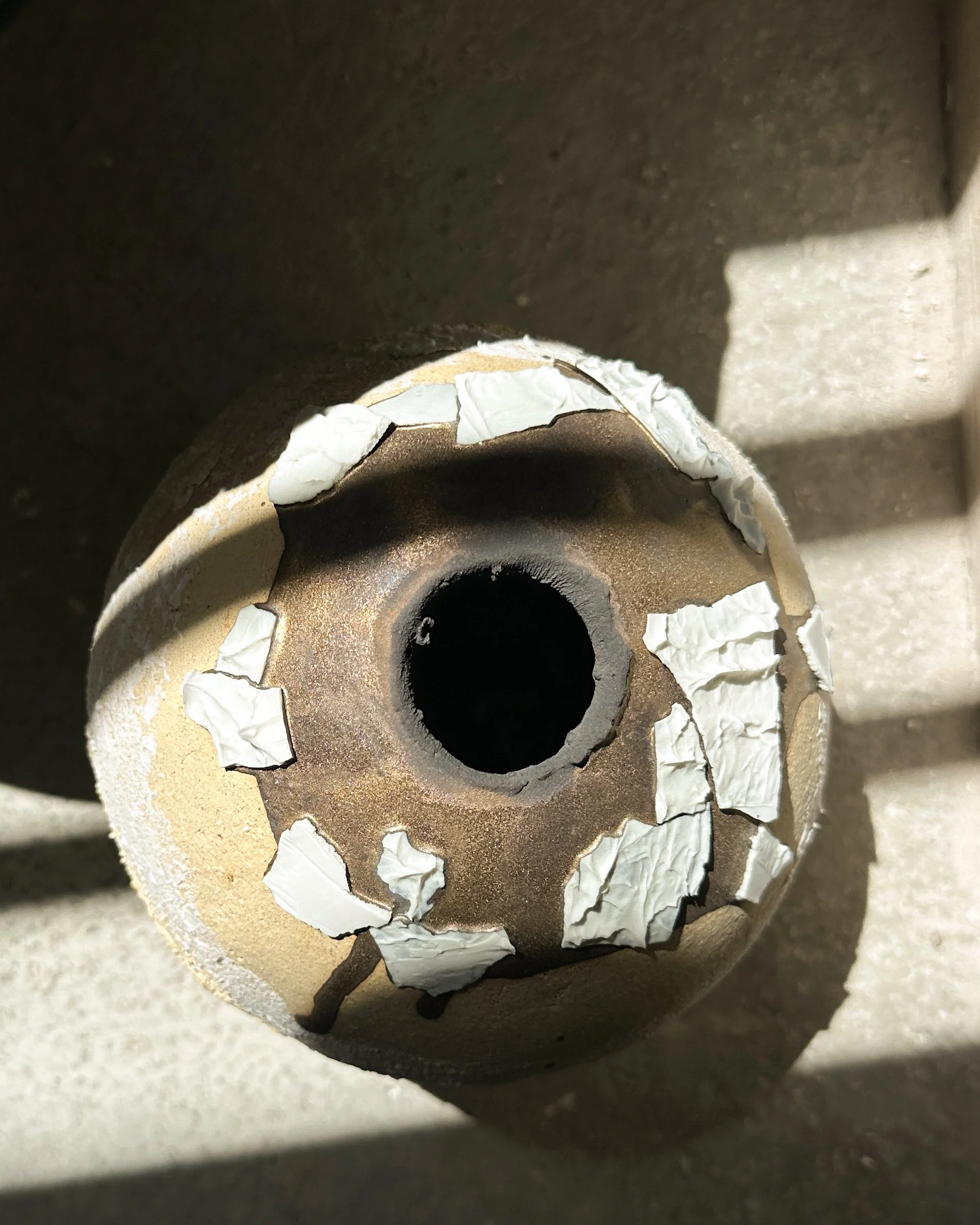 vase boule grès et éclats de porcelaine 