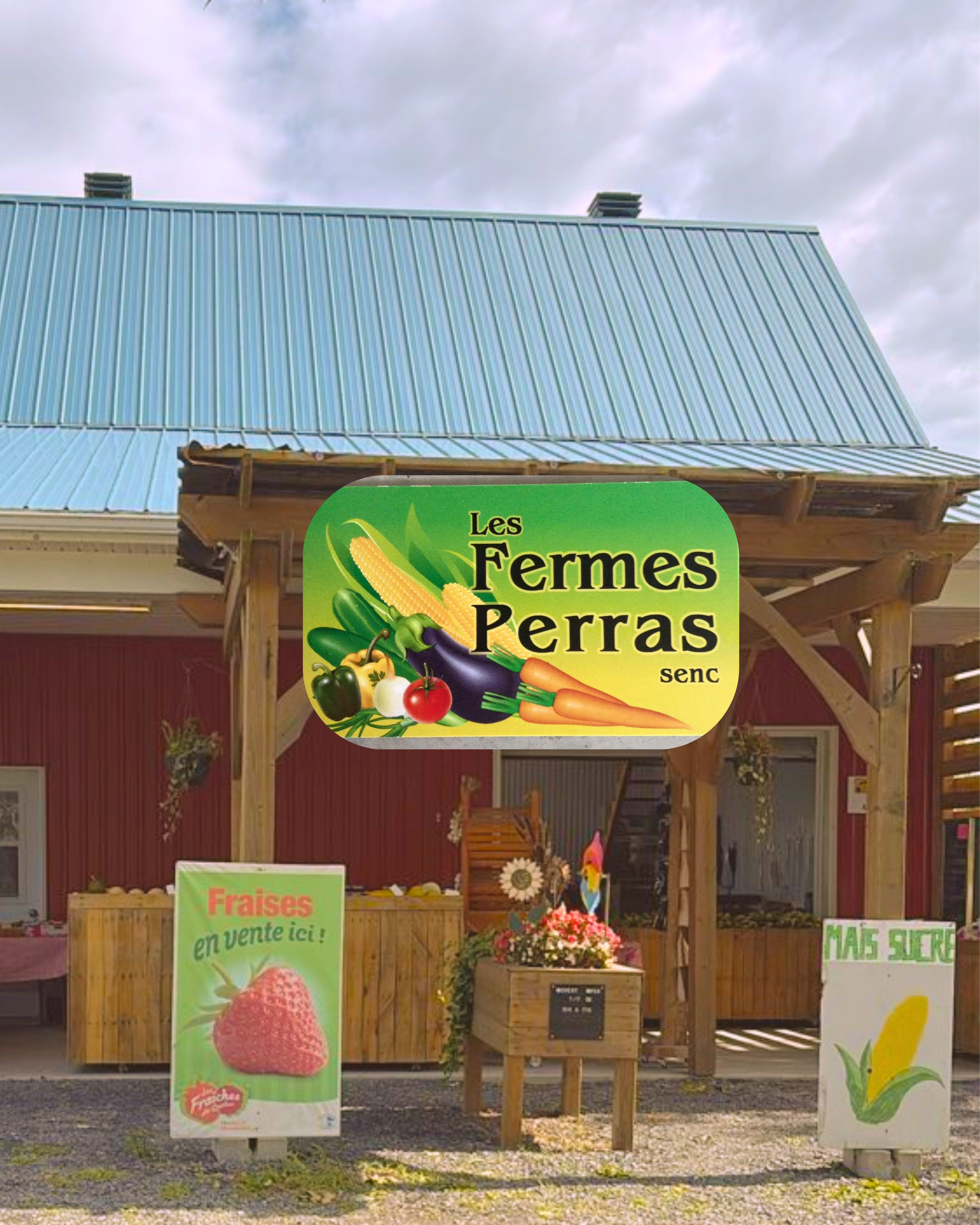 Stand de vente de fruits et légumes biologiques avec panneaux annonçant des fraises, des betteraves, et d'autres produits biologiques, en extérieur avec un toit en métal bleu et une clôture en bois.
