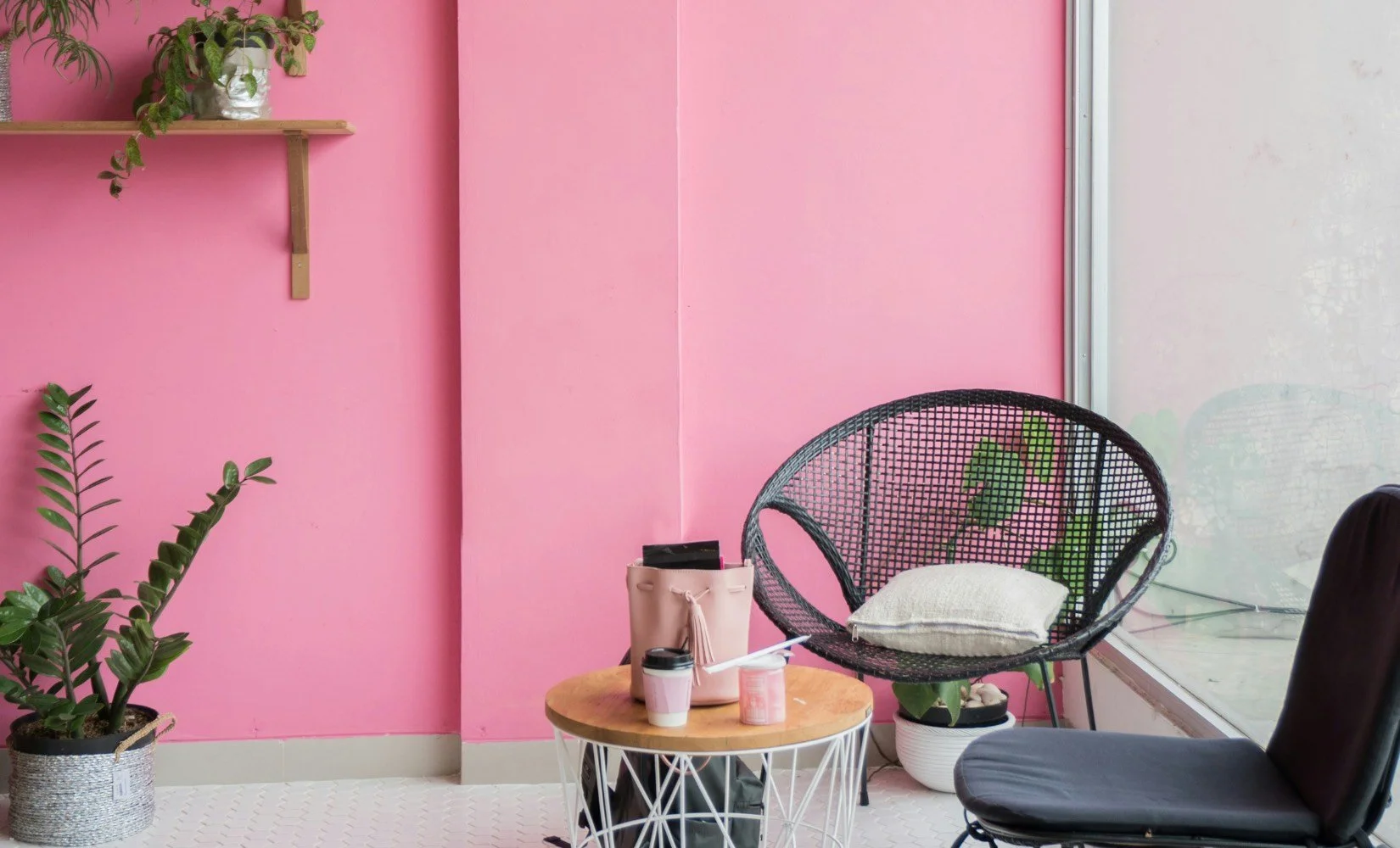 Pink coworking workspace for marketing experts and entrepreneurs