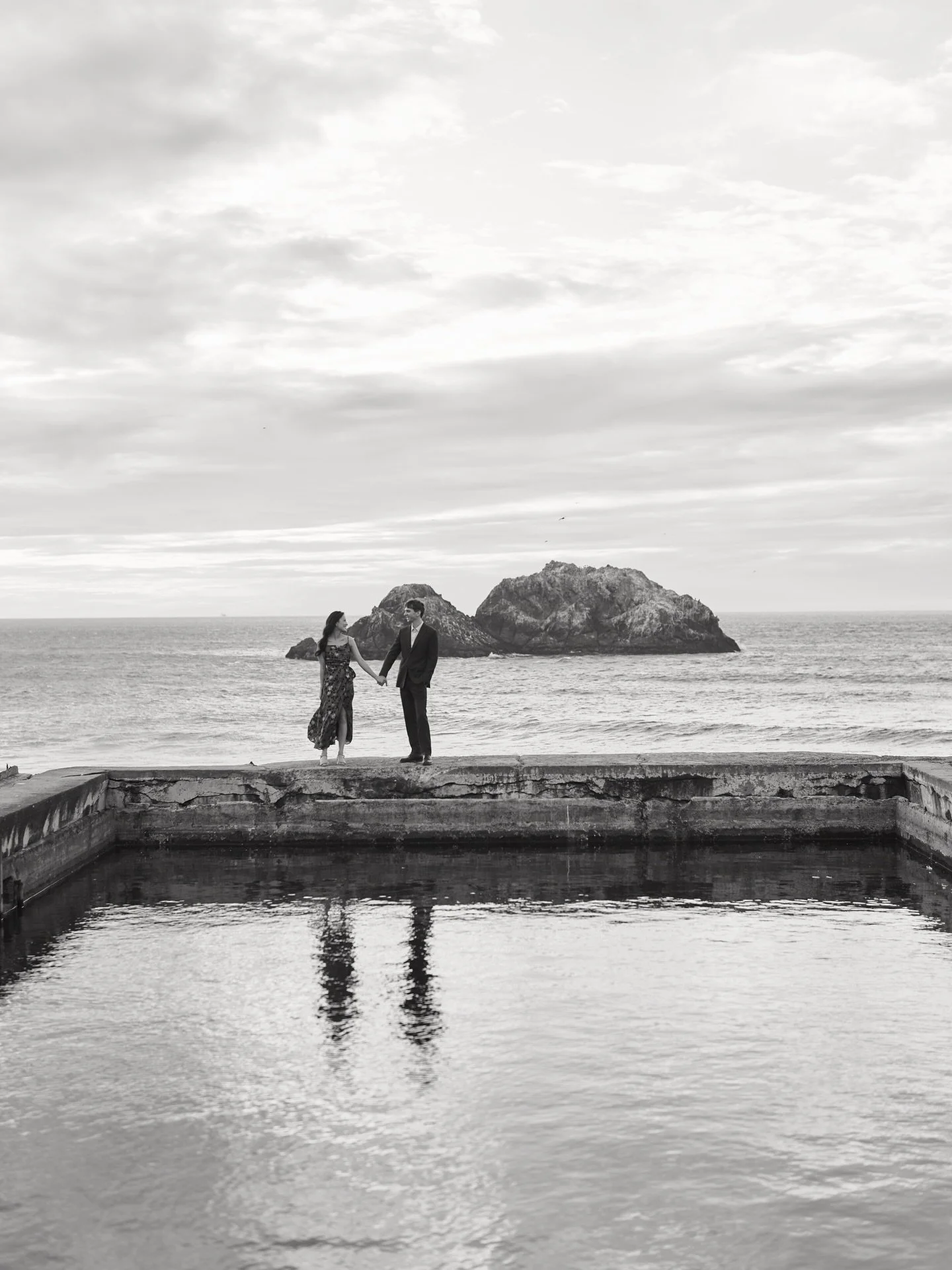 A golden coastal breeze, dramatic cliffs, and timeless love.
Lucy &amp; Daniel&rsquo;s engagement session at Land&rsquo;s End and Sutro Baths in San Francisco was everything I love about coastal California&mdash;natural, cinematic, and effortlessly r